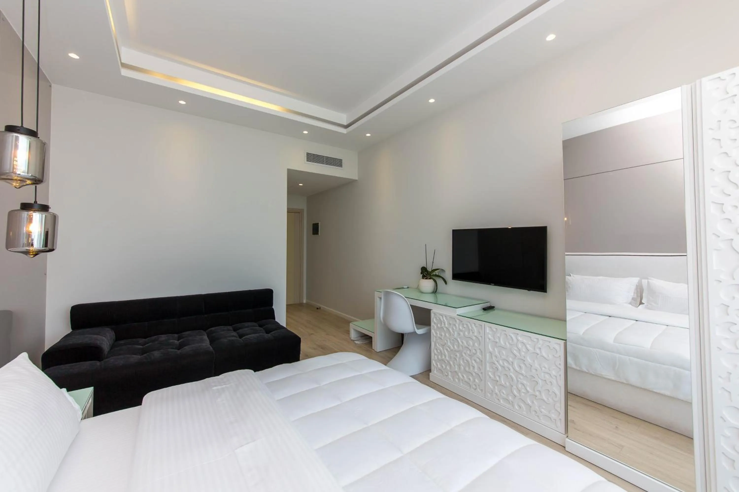 Communal lounge/ TV room, Bed in Demi Hotel