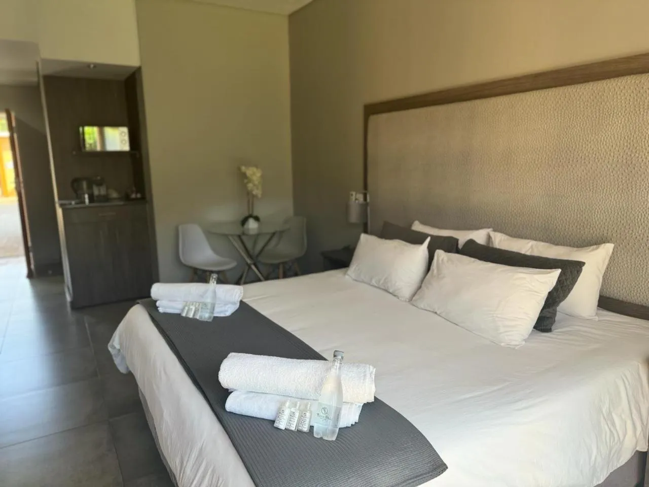 Property building, Bed in Manor Hills Guest Lodge