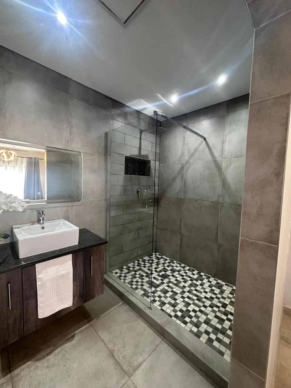 Shower in Manor Hills Guest Lodge