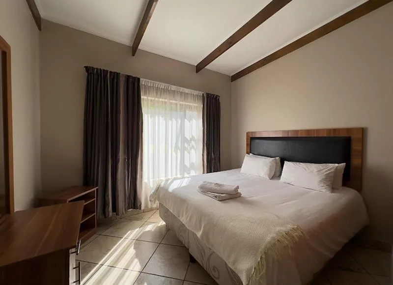 Property building, Bed in Manor Hills Guest Lodge