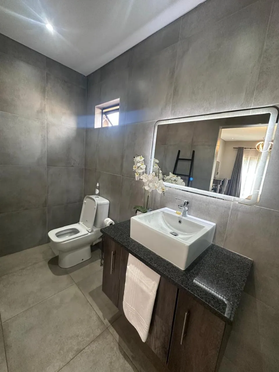 Shower in Manor Hills Guest Lodge