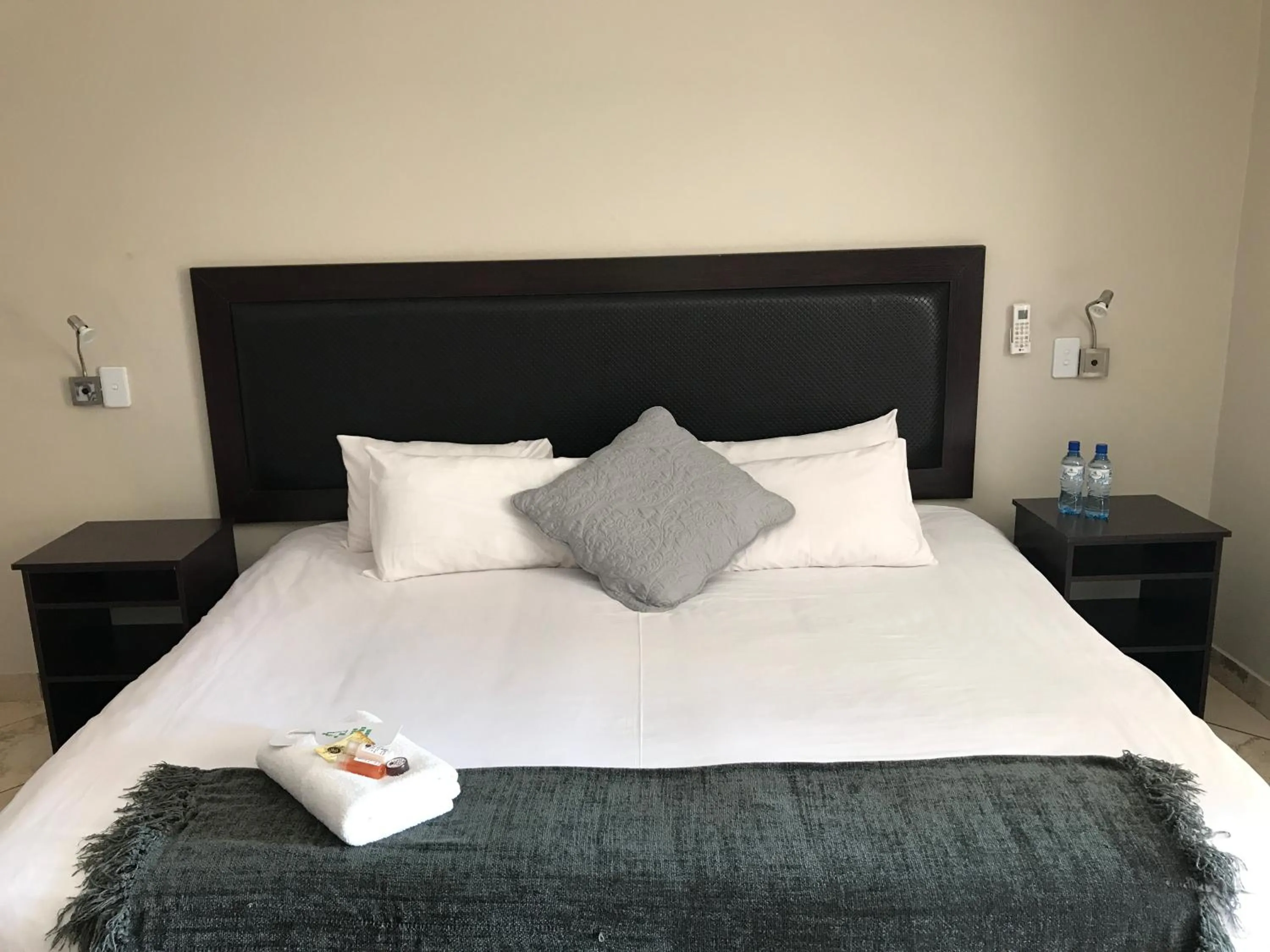 Bed in Manor Hills Guest Lodge