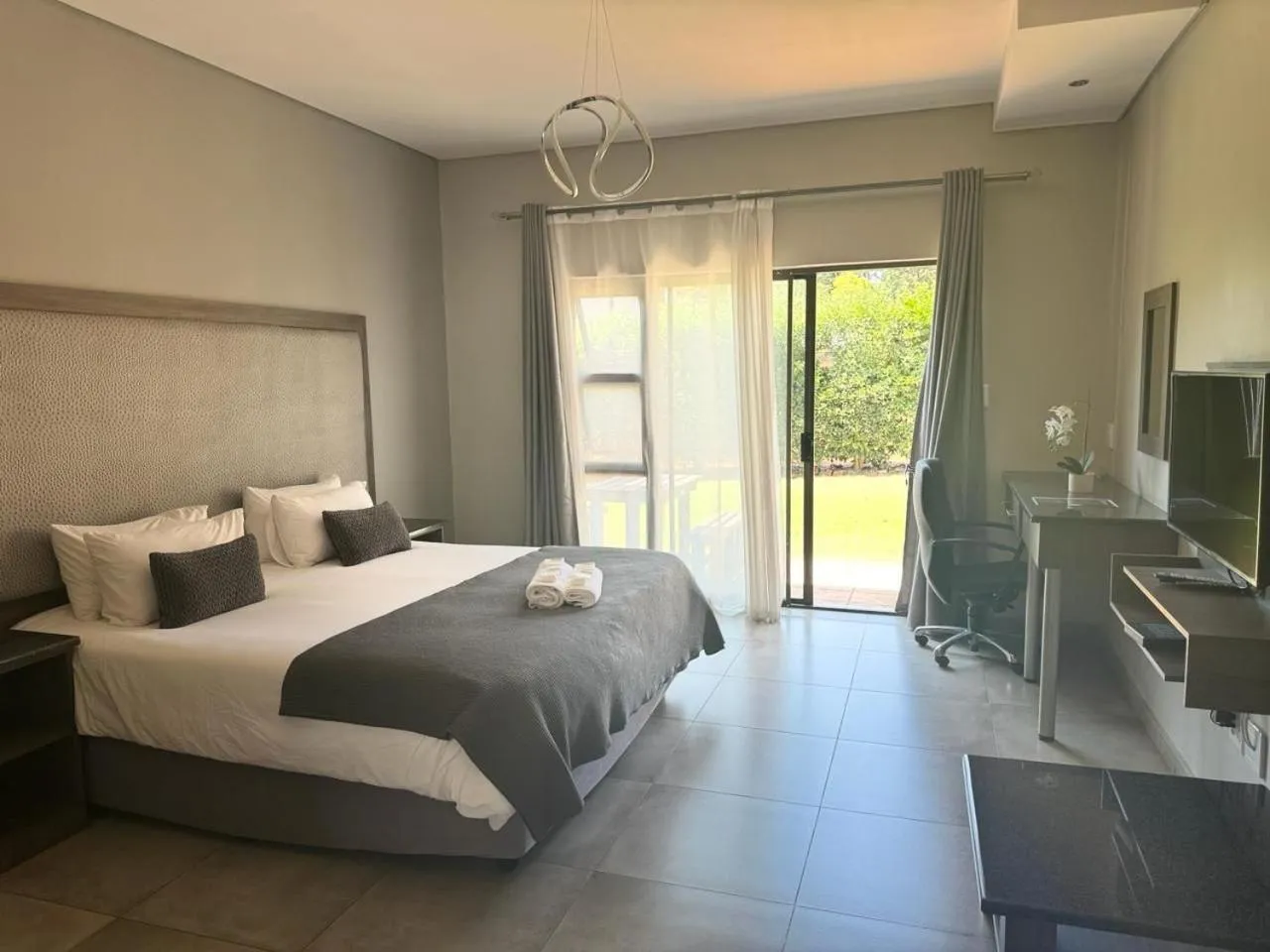 Property building, Bed in Manor Hills Guest Lodge