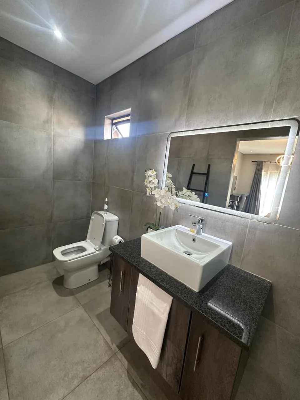 Shower in Manor Hills Guest Lodge