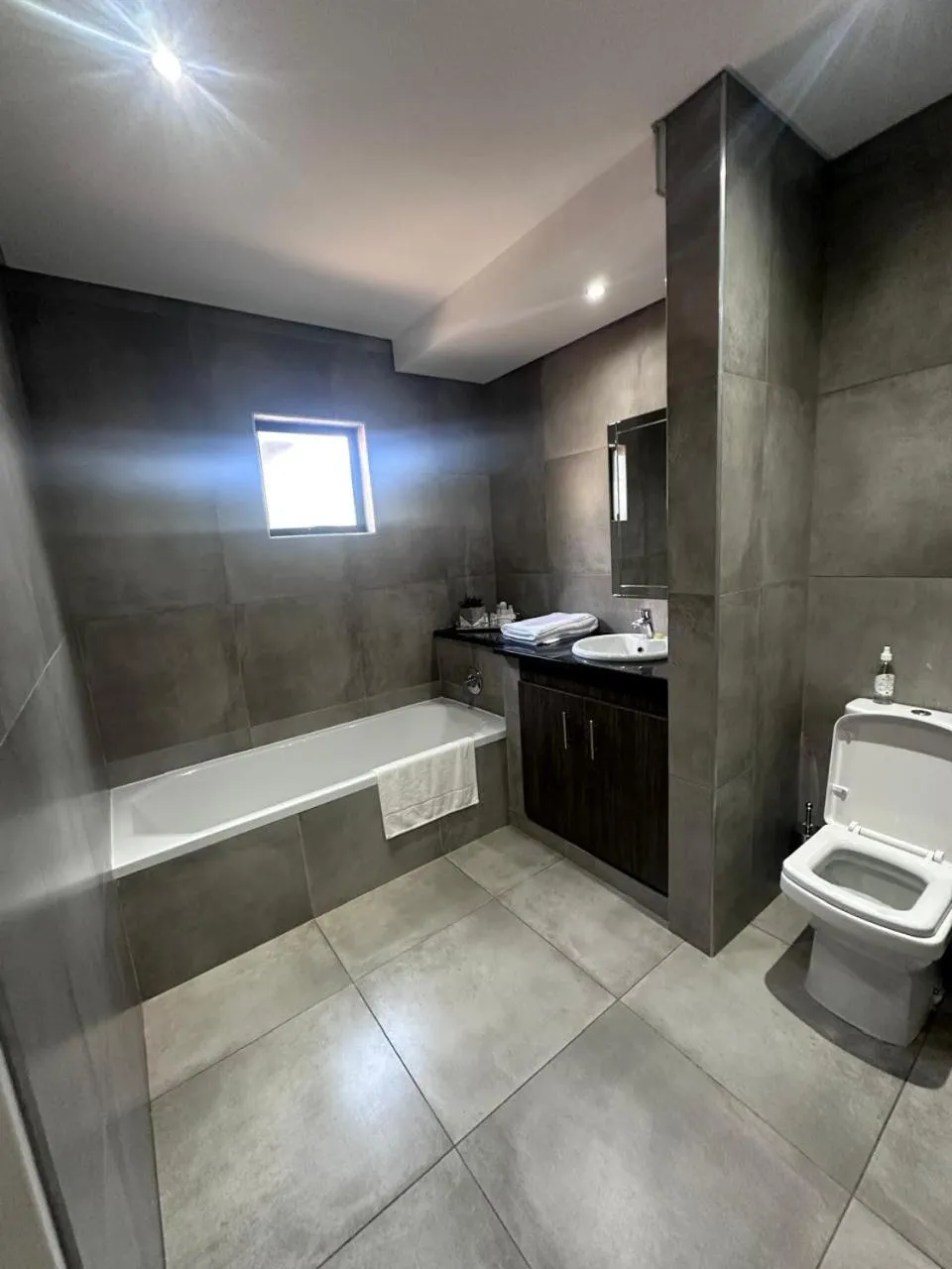 Shower in Manor Hills Guest Lodge