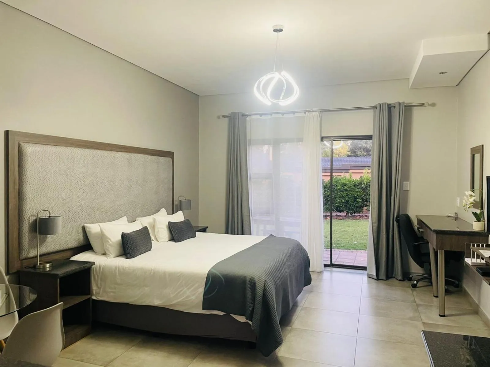 Bed in Manor Hills Guest Lodge