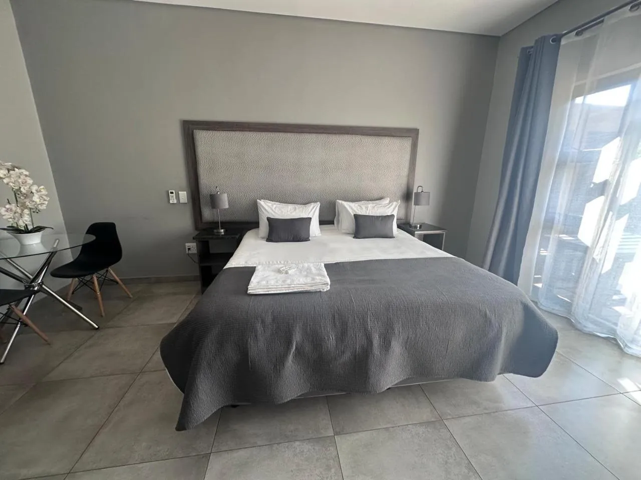 Bed in Manor Hills Guest Lodge