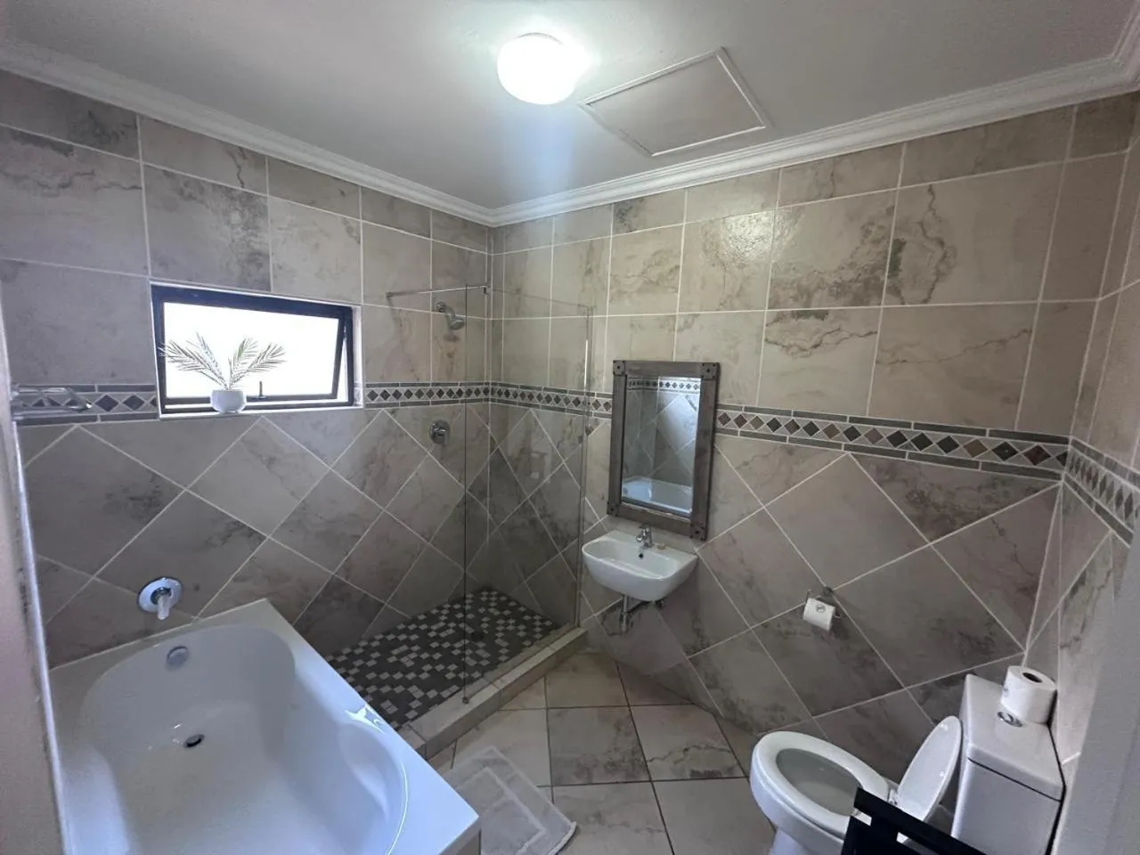 Shower in Manor Hills Guest Lodge