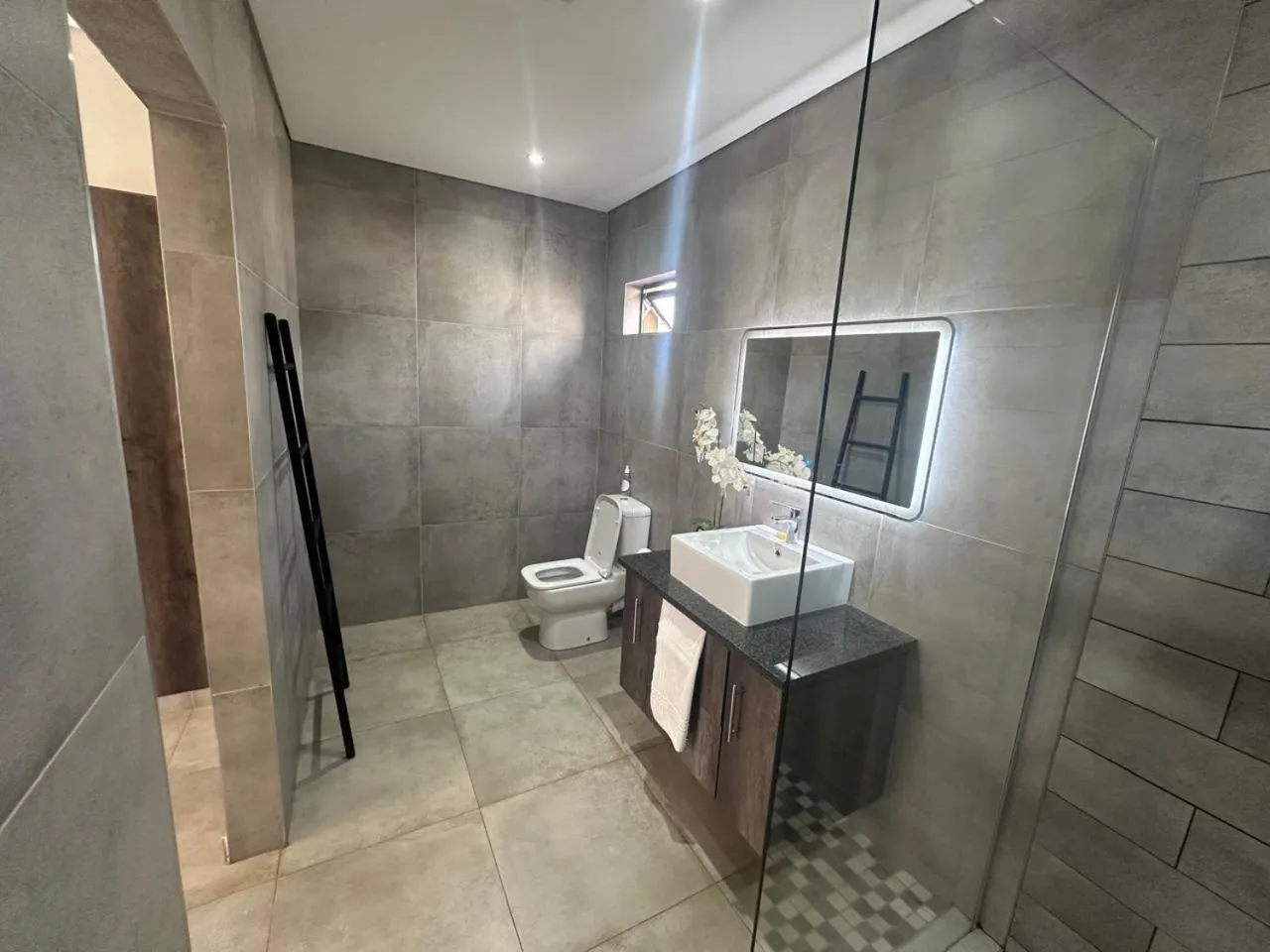 Shower in Manor Hills Guest Lodge