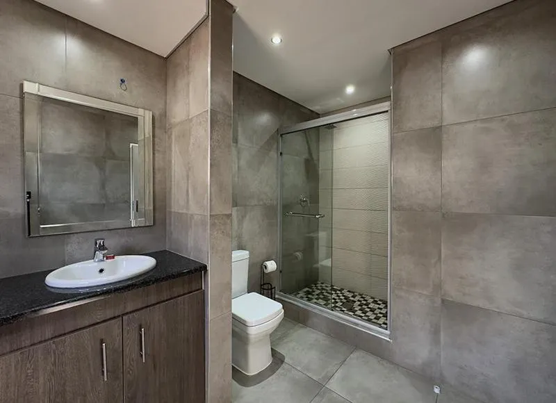 Shower in Manor Hills Guest Lodge