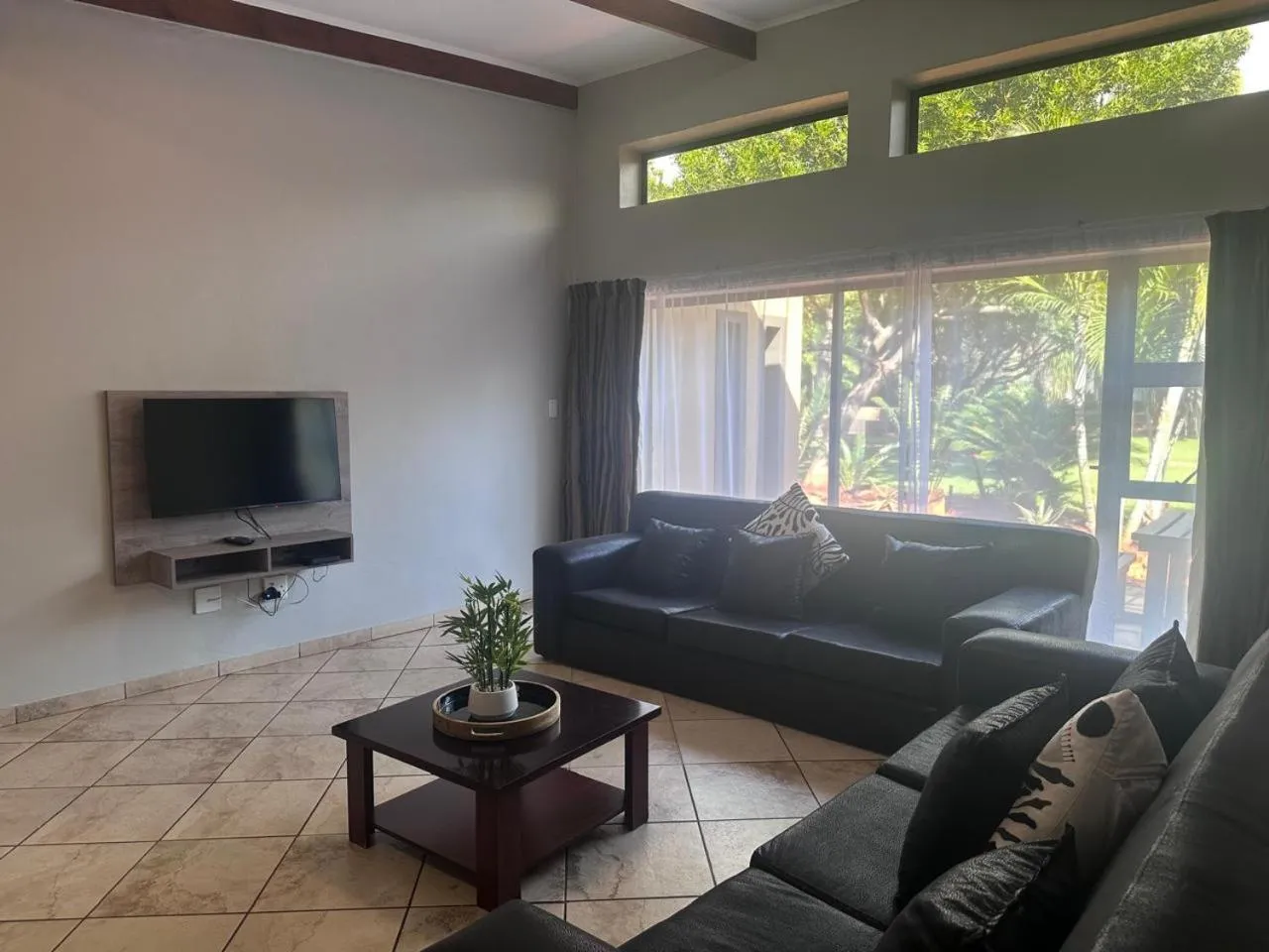 TV and multimedia in Manor Hills Guest Lodge