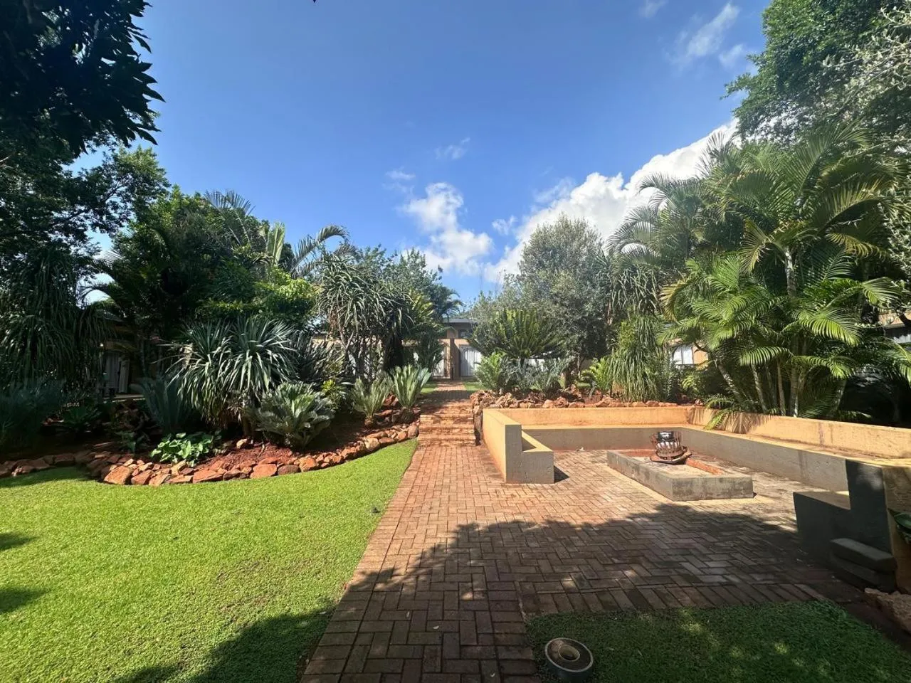 Day in Manor Hills Guest Lodge