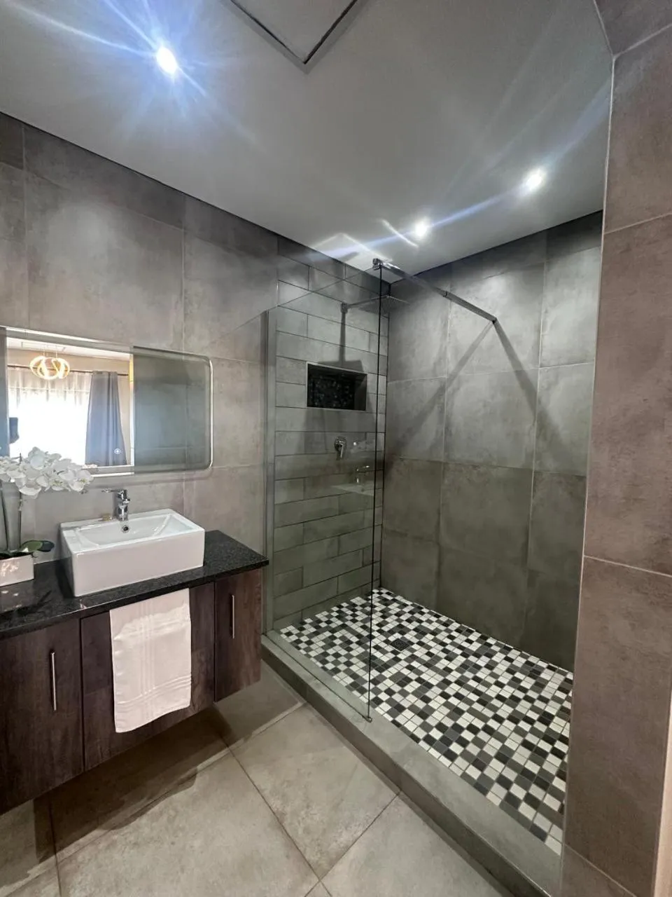 Shower in Manor Hills Guest Lodge