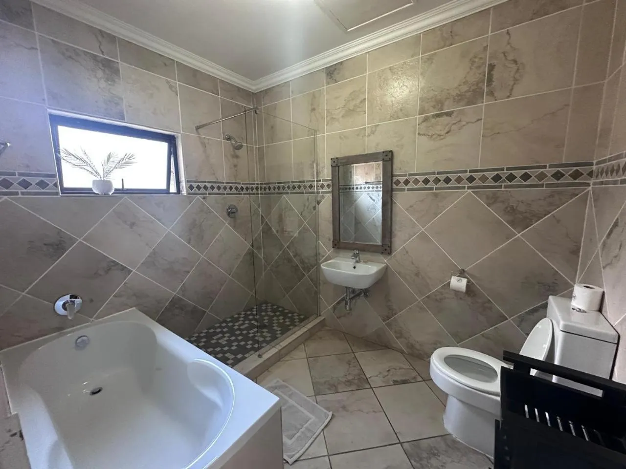 Shower in Manor Hills Guest Lodge