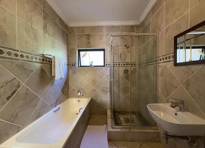 Shower in Manor Hills Guest Lodge