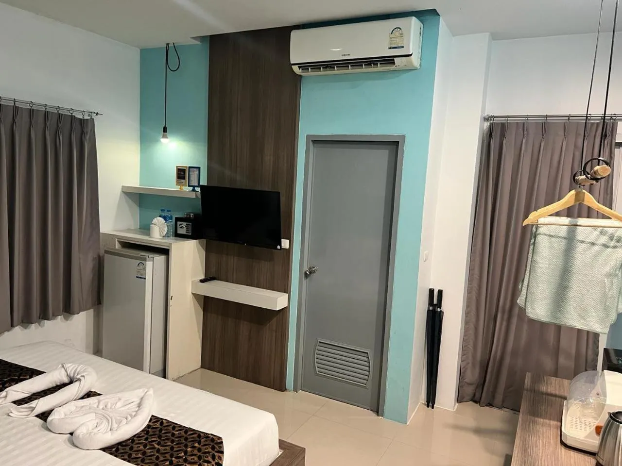 Photo of the whole room, Bed in Hotel The Journey Patong New