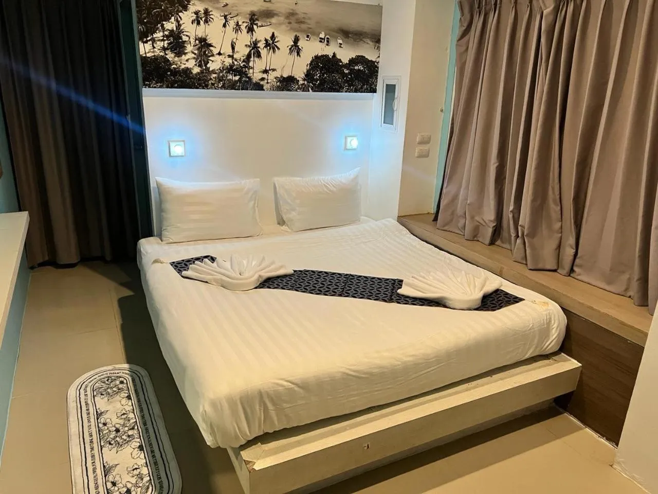 Photo of the whole room, Bed in Hotel The Journey Patong New