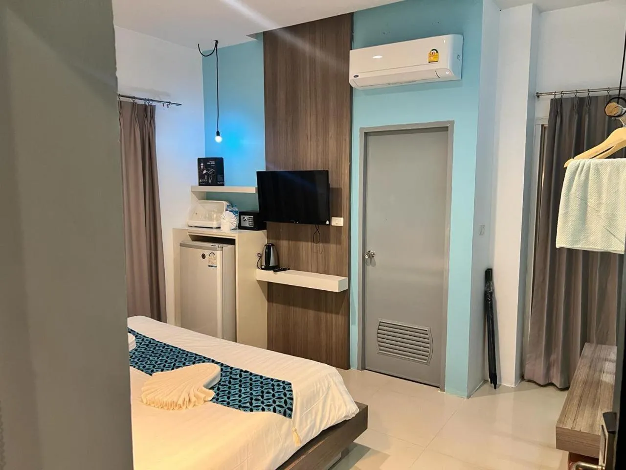 Photo of the whole room, Bed in Hotel The Journey Patong New