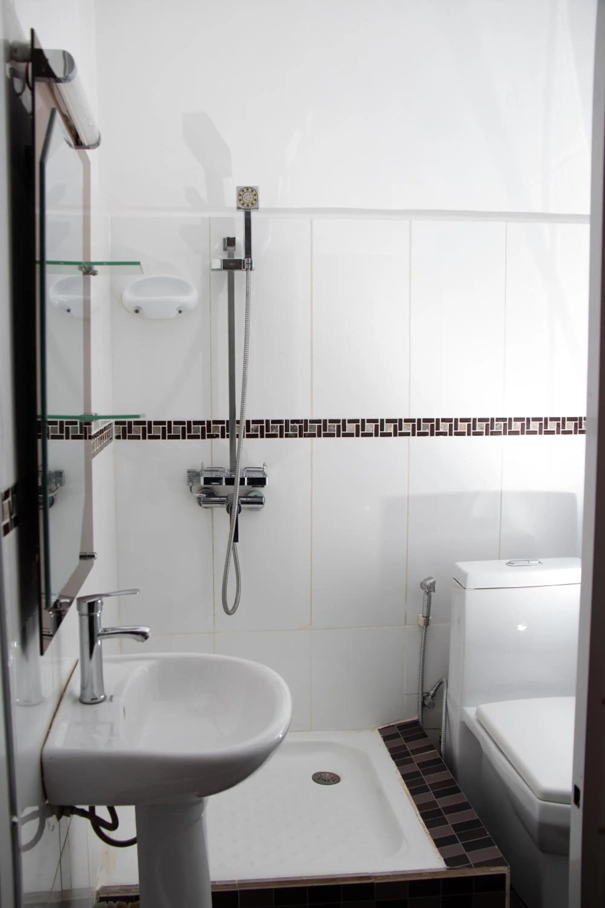 Shower in Hôtel Les 12 Collines, Ivato Aéroport