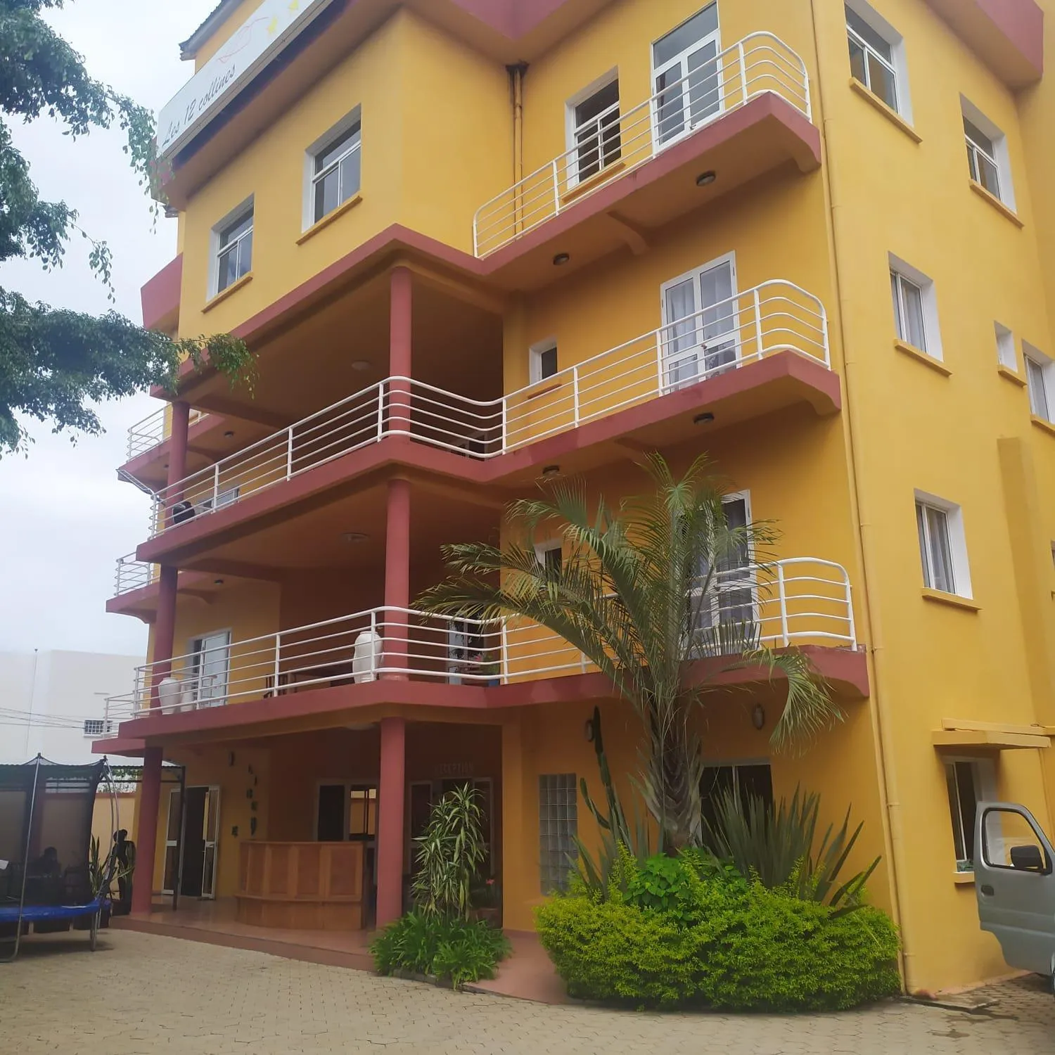 Property building in Hôtel Les 12 Collines, Ivato Aéroport