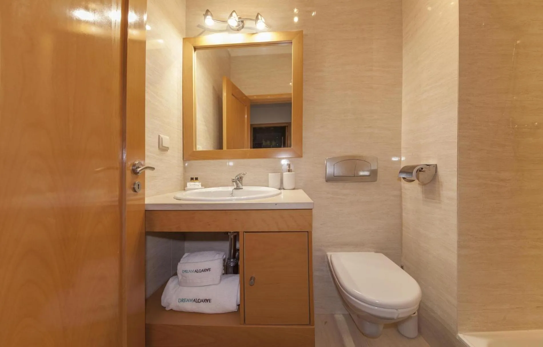 Floor plan in B44 - Alto do Quintao Central Apartment