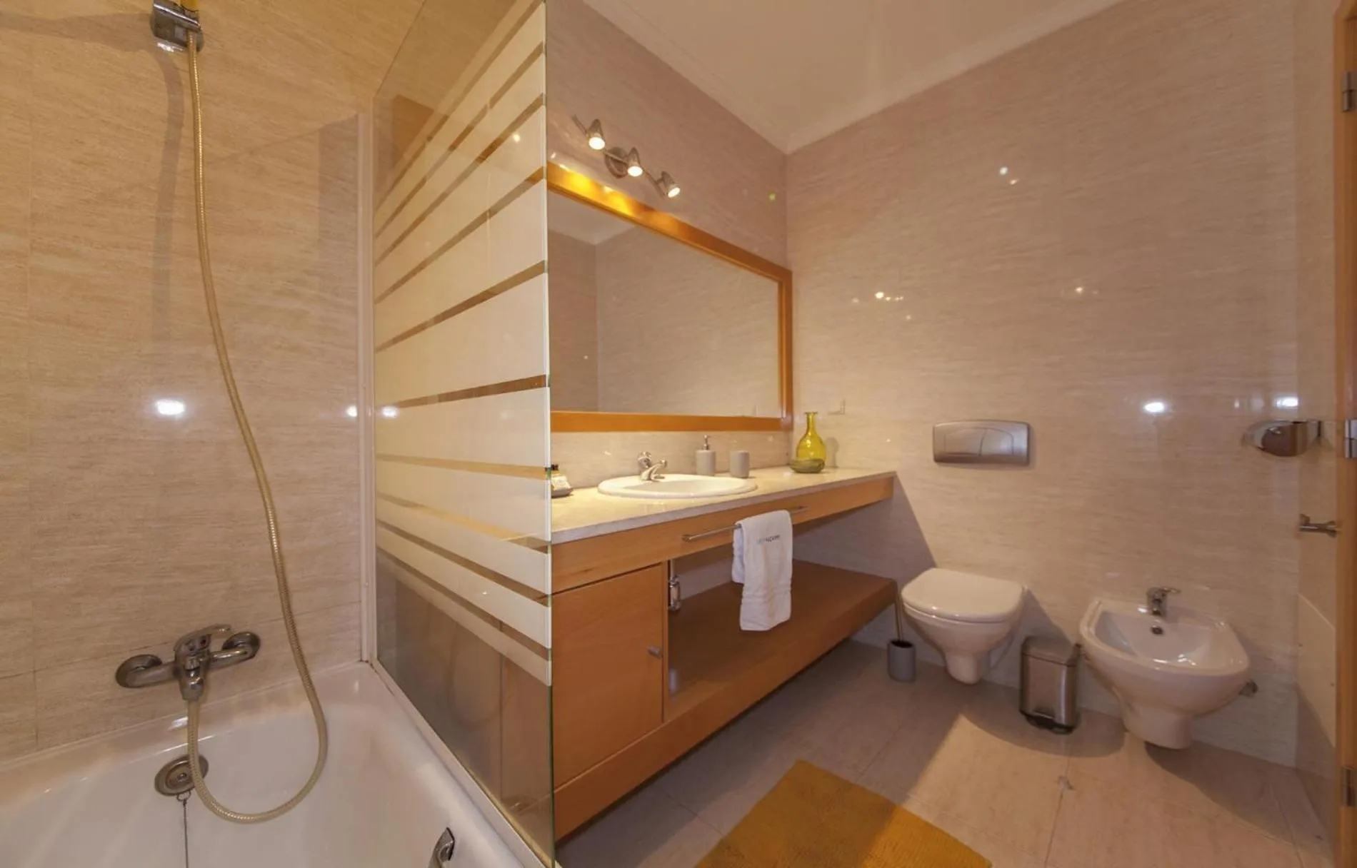 Floor plan in B44 - Alto do Quintao Central Apartment