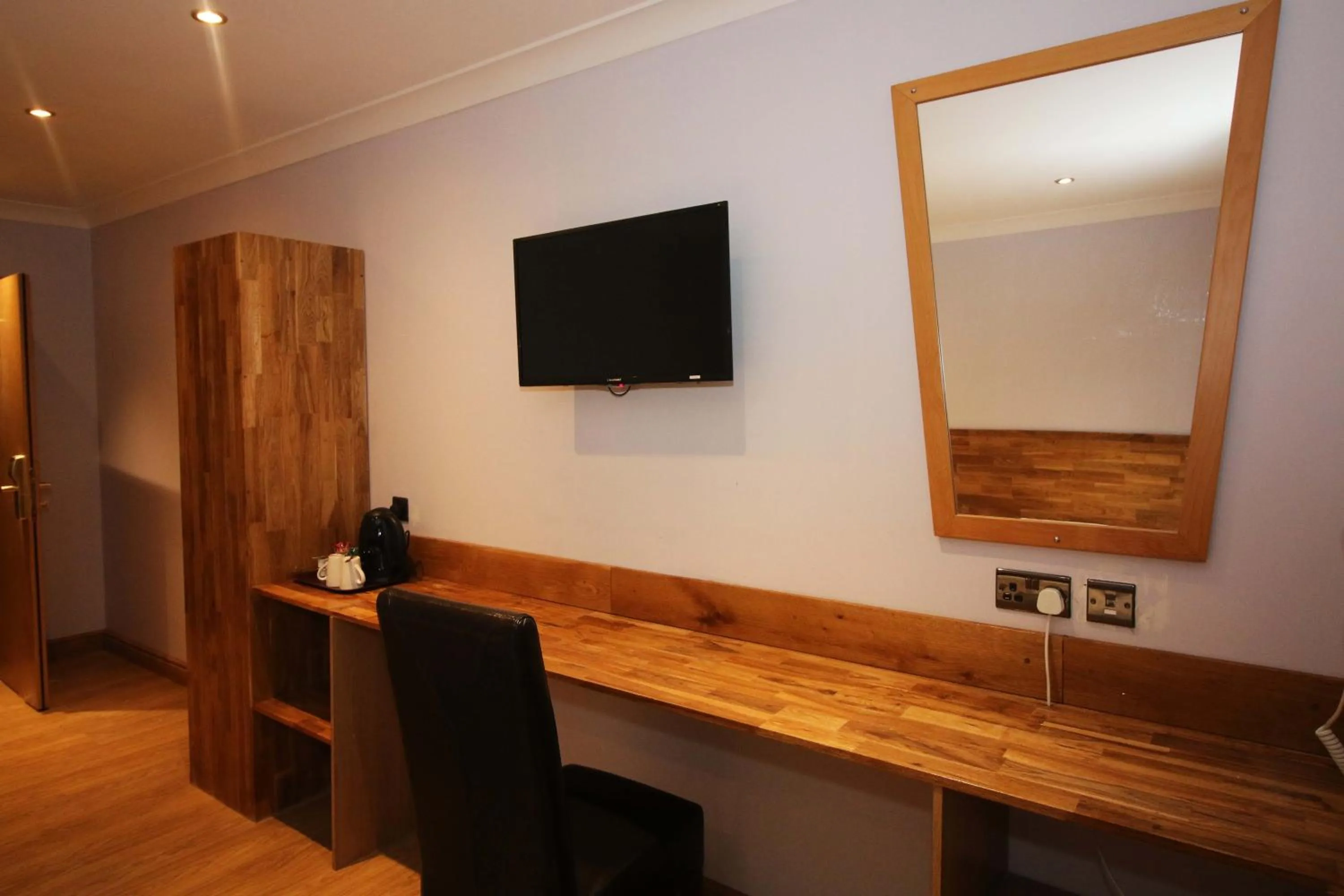 TV and multimedia in Westone Manor Hotel