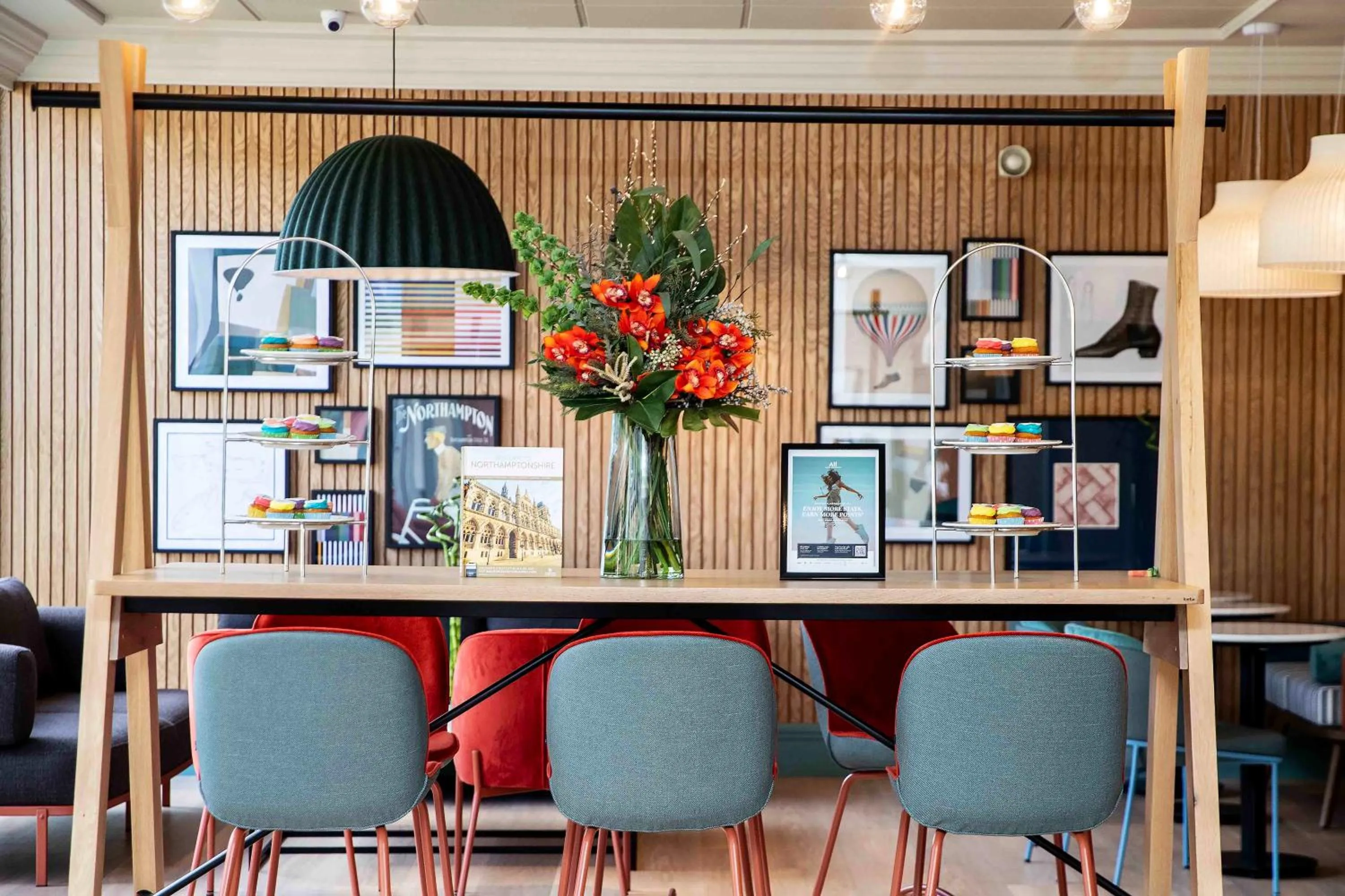 Lounge or bar in Mercure Northampton