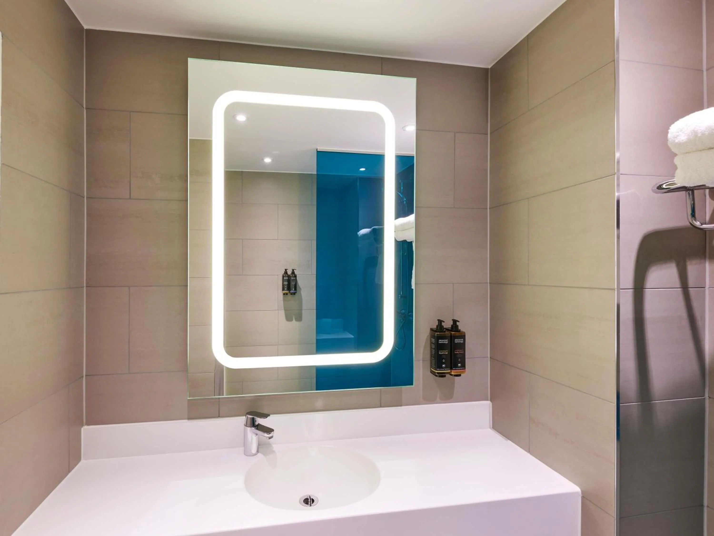 Bedroom in Mercure Northampton