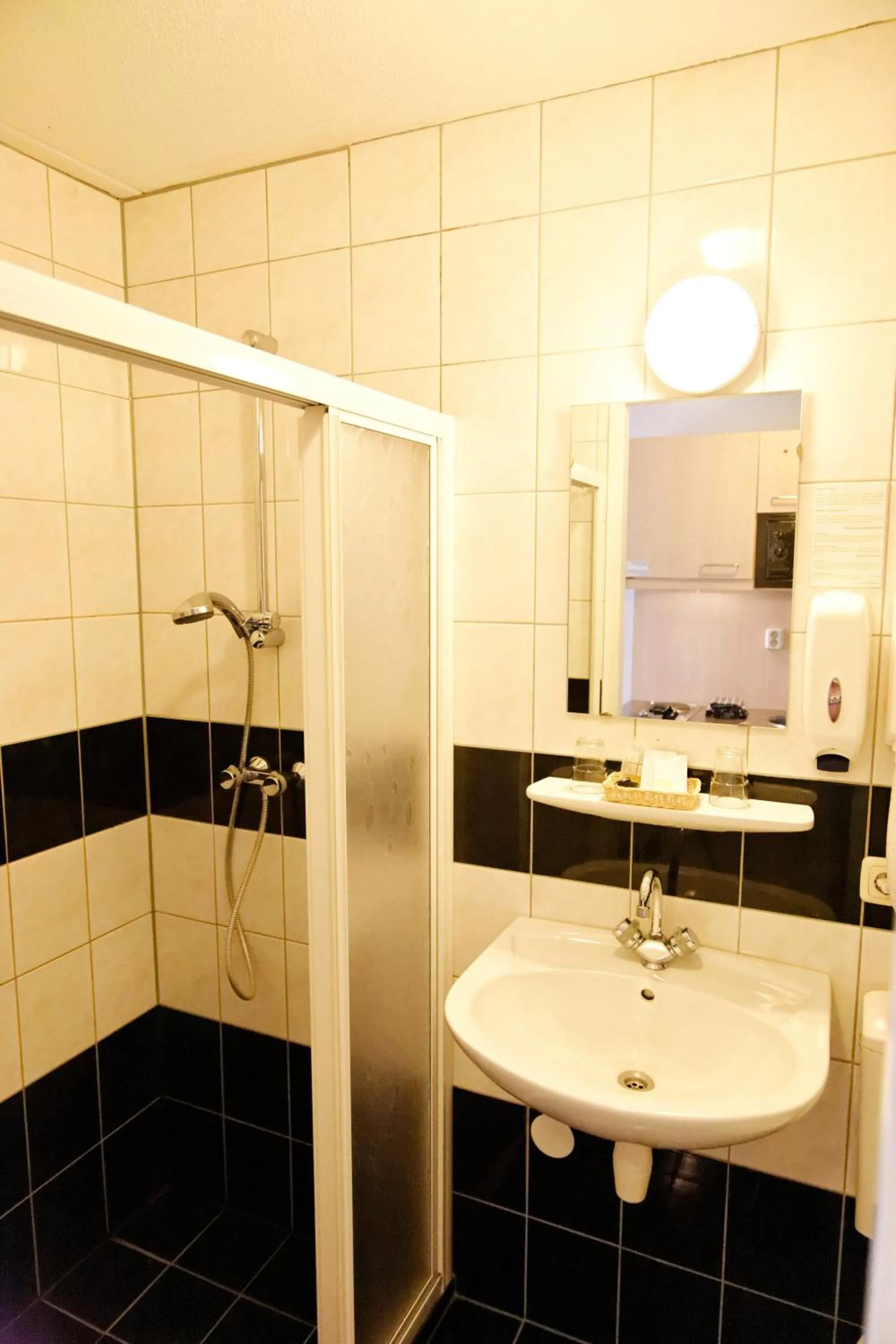 Shower in Hotel Noordzee