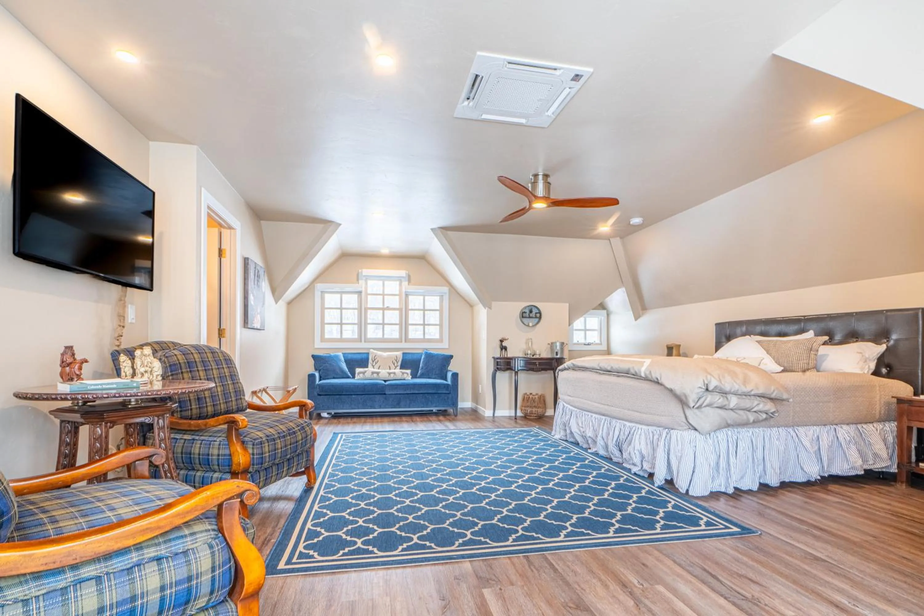 King Suite with Balcony in Antlers on the Creek Bed & Breakfast