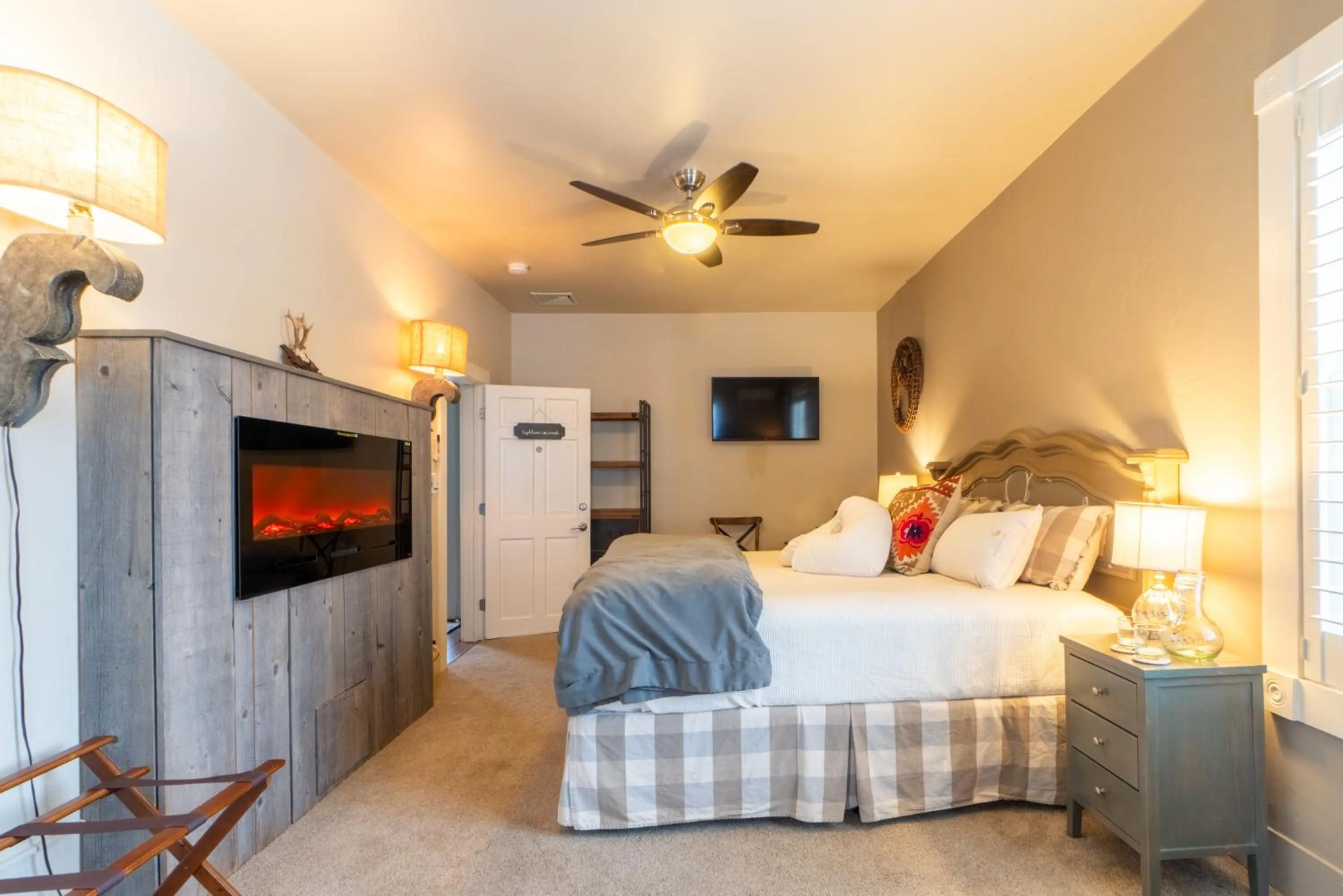 King Room with Spa Bath in Antlers on the Creek Bed & Breakfast