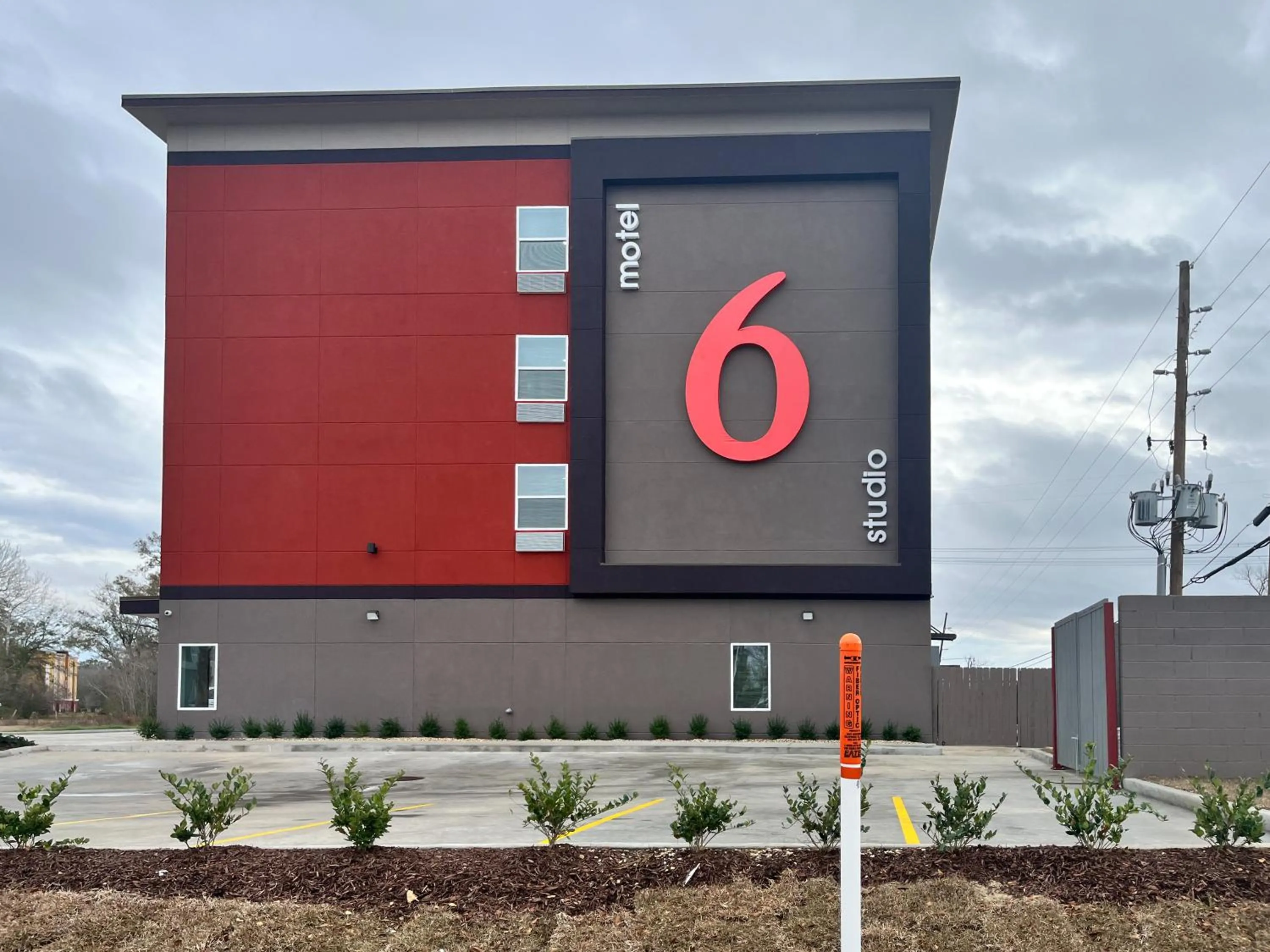 Property building in Motel 6 Gonzales, LA Baton Rouge Geismar Prairieville I 10