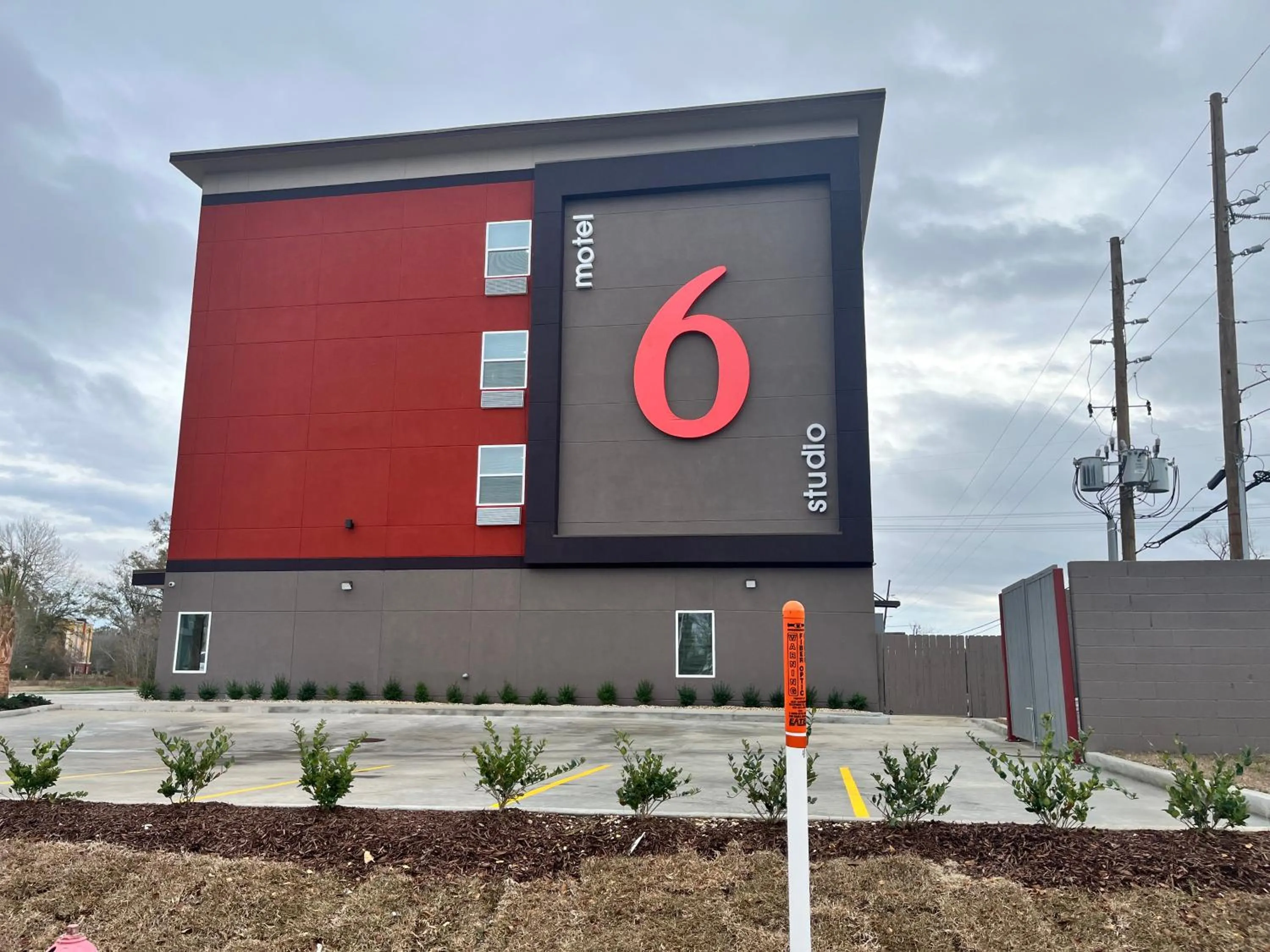 Property building in Motel 6 Gonzales, LA Baton Rouge Geismar Prairieville I 10