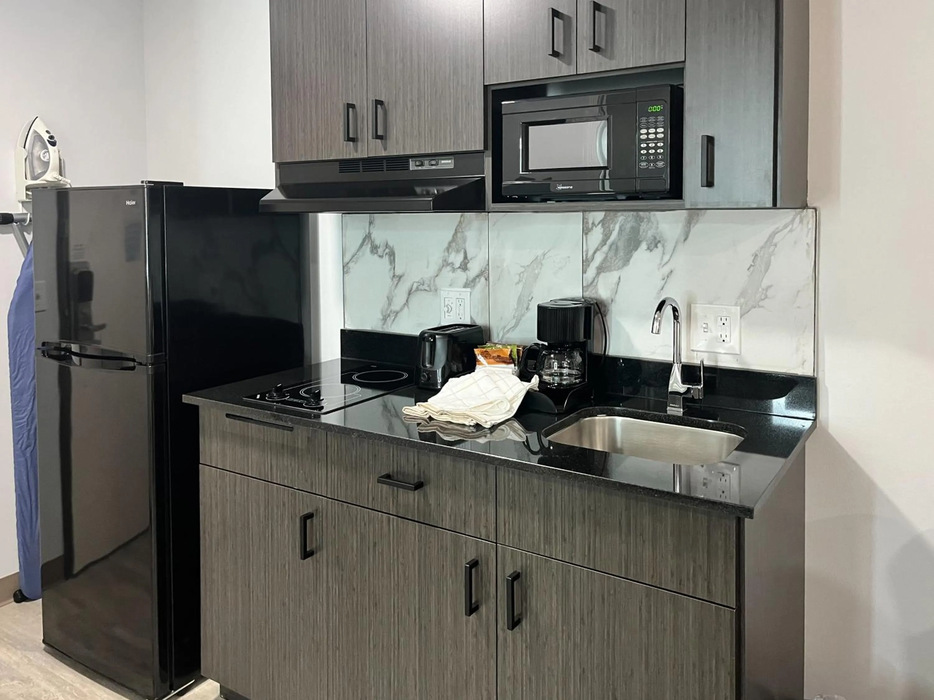 kitchen in Motel 6 Gonzales, LA Baton Rouge Geismar Prairieville I 10