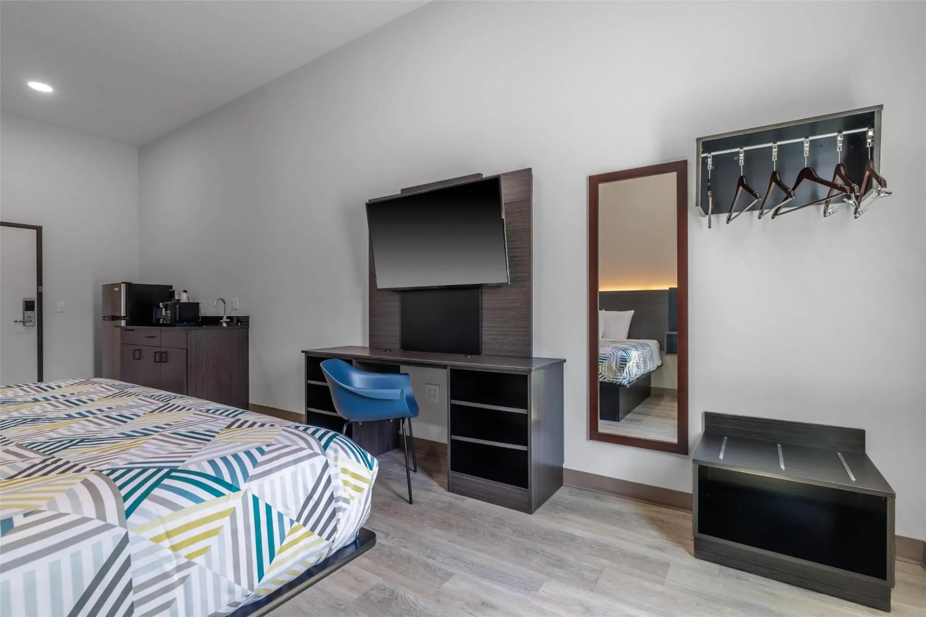 Photo of the whole room, Bed in Studio 6 Gonzales, LA Baton Rouge Geismar Prairieville I 10 Photo of the whole room, Bed in Studio 6 Gonzales, LA Baton Rouge Geismar Prairieville I 10