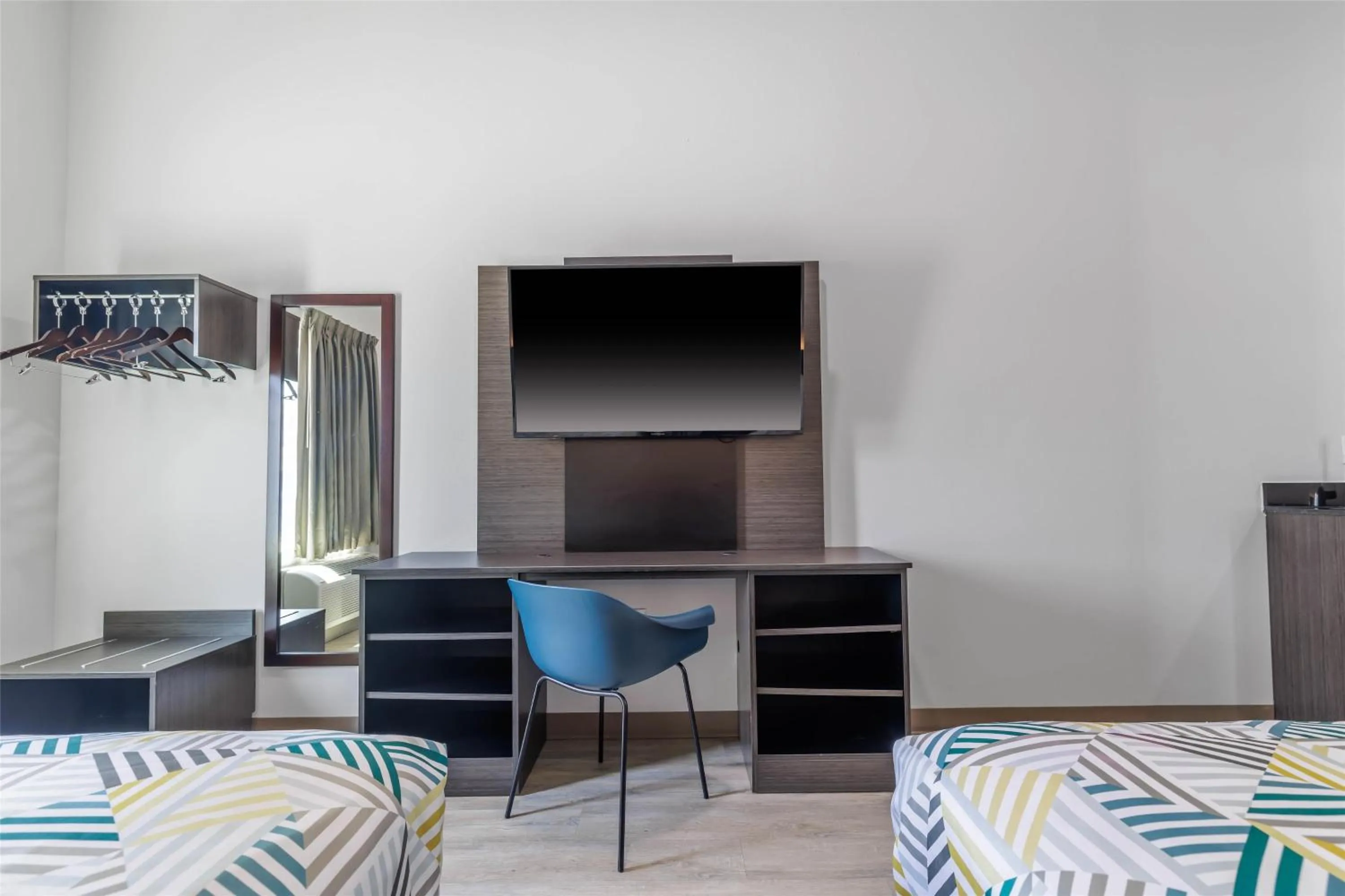 Photo of the whole room, Bed in Studio 6 Gonzales, LA Baton Rouge Geismar Prairieville I 10