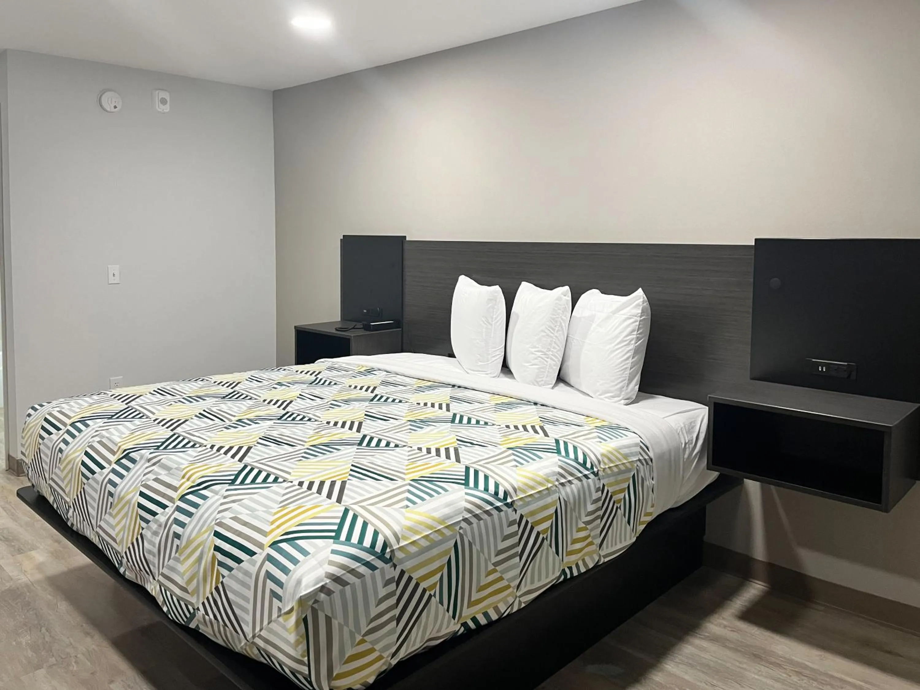 Bedroom, Bed in Studio 6 Gonzales, LA Baton Rouge Geismar Prairieville I 10