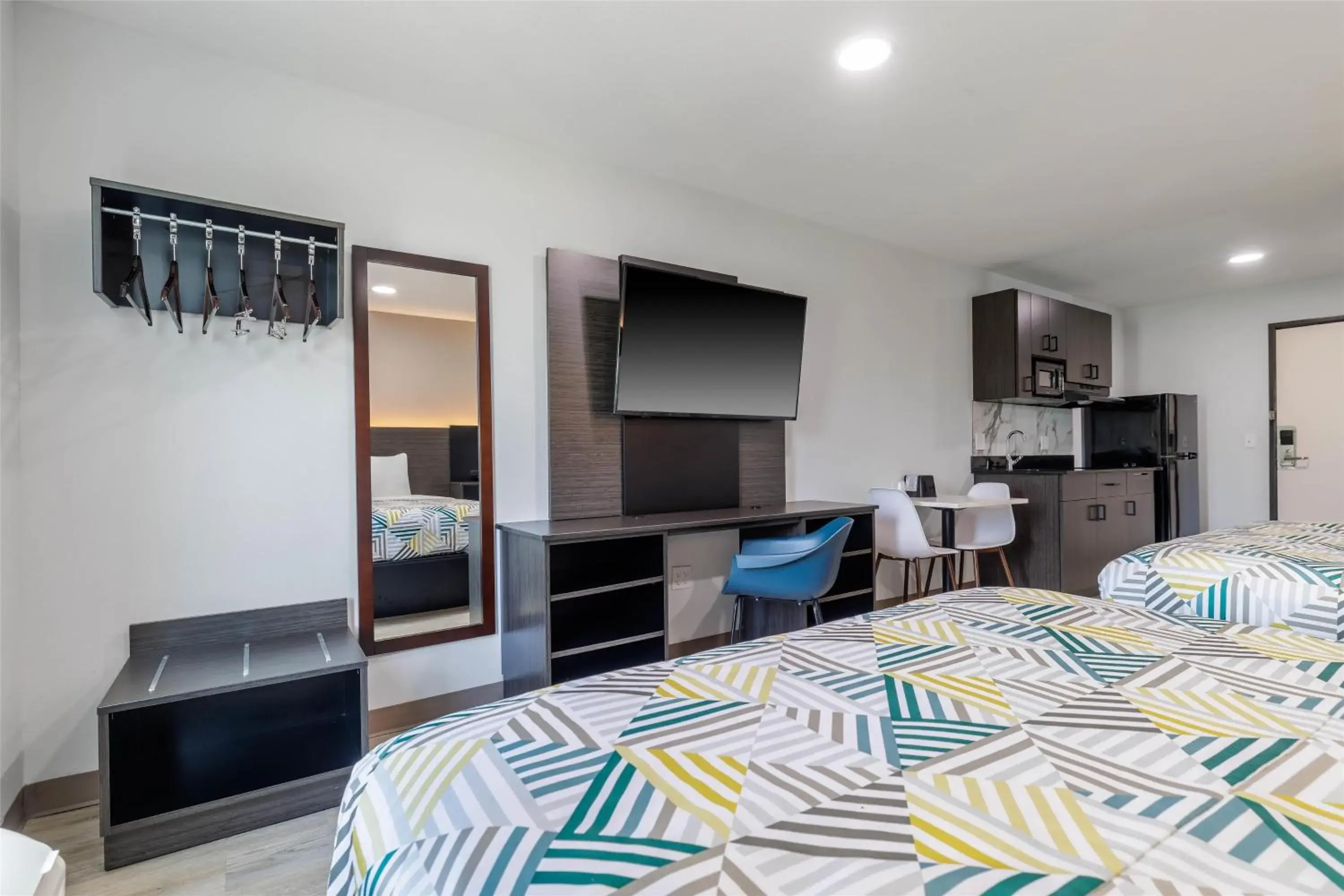 Photo of the whole room, Bed in Studio 6 Gonzales, LA Baton Rouge Geismar Prairieville I 10 Photo of the whole room, Bed in Studio 6 Gonzales, LA Baton Rouge Geismar Prairieville I 10