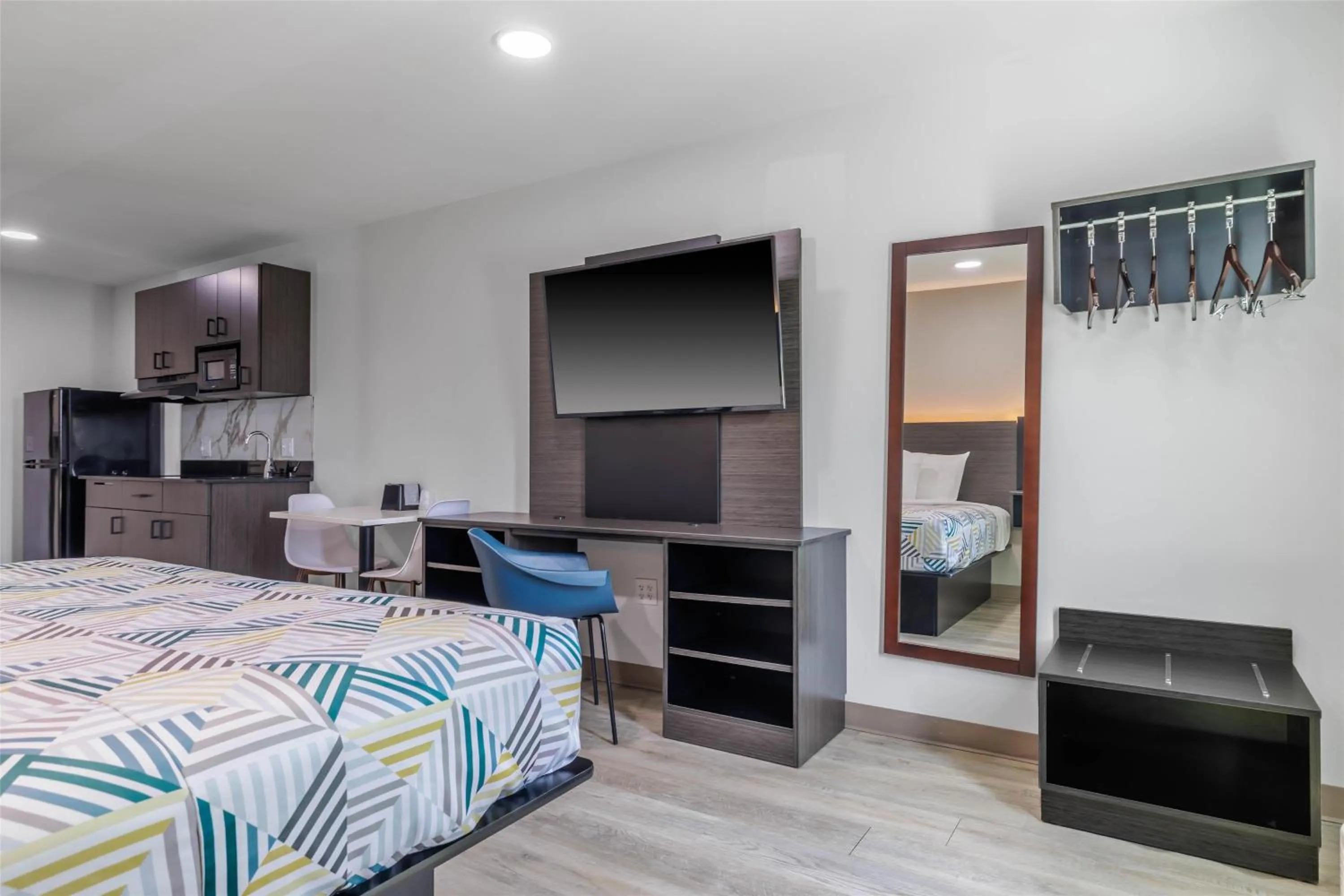 Photo of the whole room, Bed in Studio 6 Gonzales, LA Baton Rouge Geismar Prairieville I 10