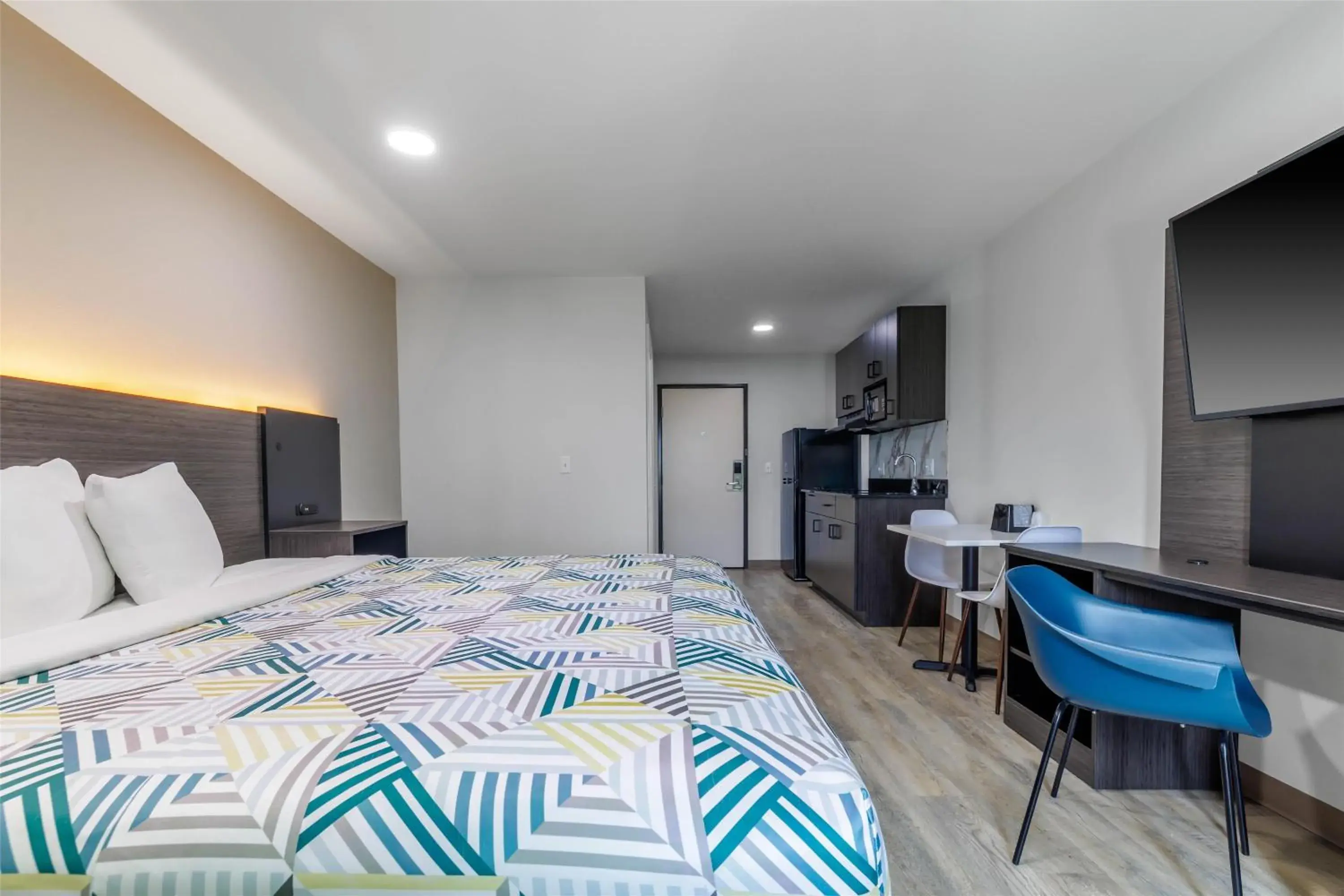 Photo of the whole room, Bed in Studio 6 Gonzales, LA Baton Rouge Geismar Prairieville I 10 Photo of the whole room, Bed in Studio 6 Gonzales, LA Baton Rouge Geismar Prairieville I 10