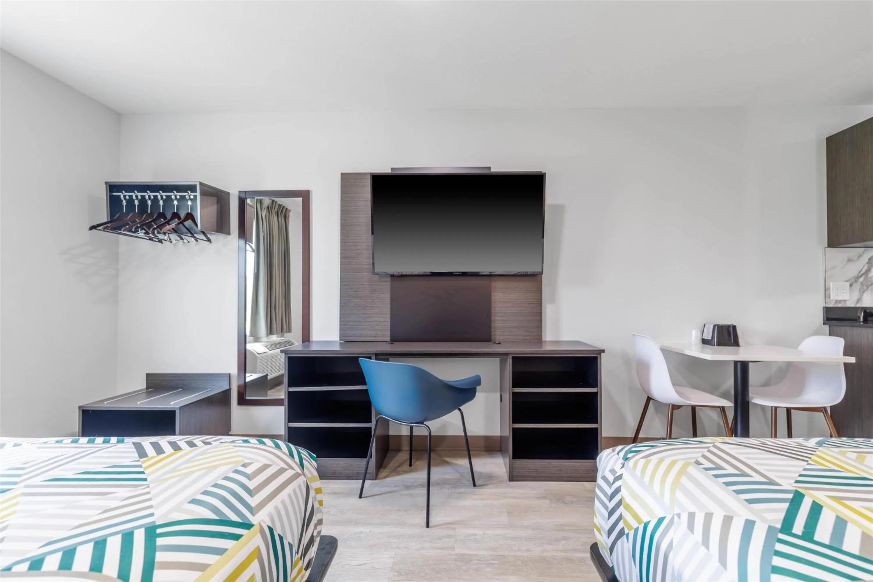 Photo of the whole room, Bed in Studio 6 Gonzales, LA Baton Rouge Geismar Prairieville I 10