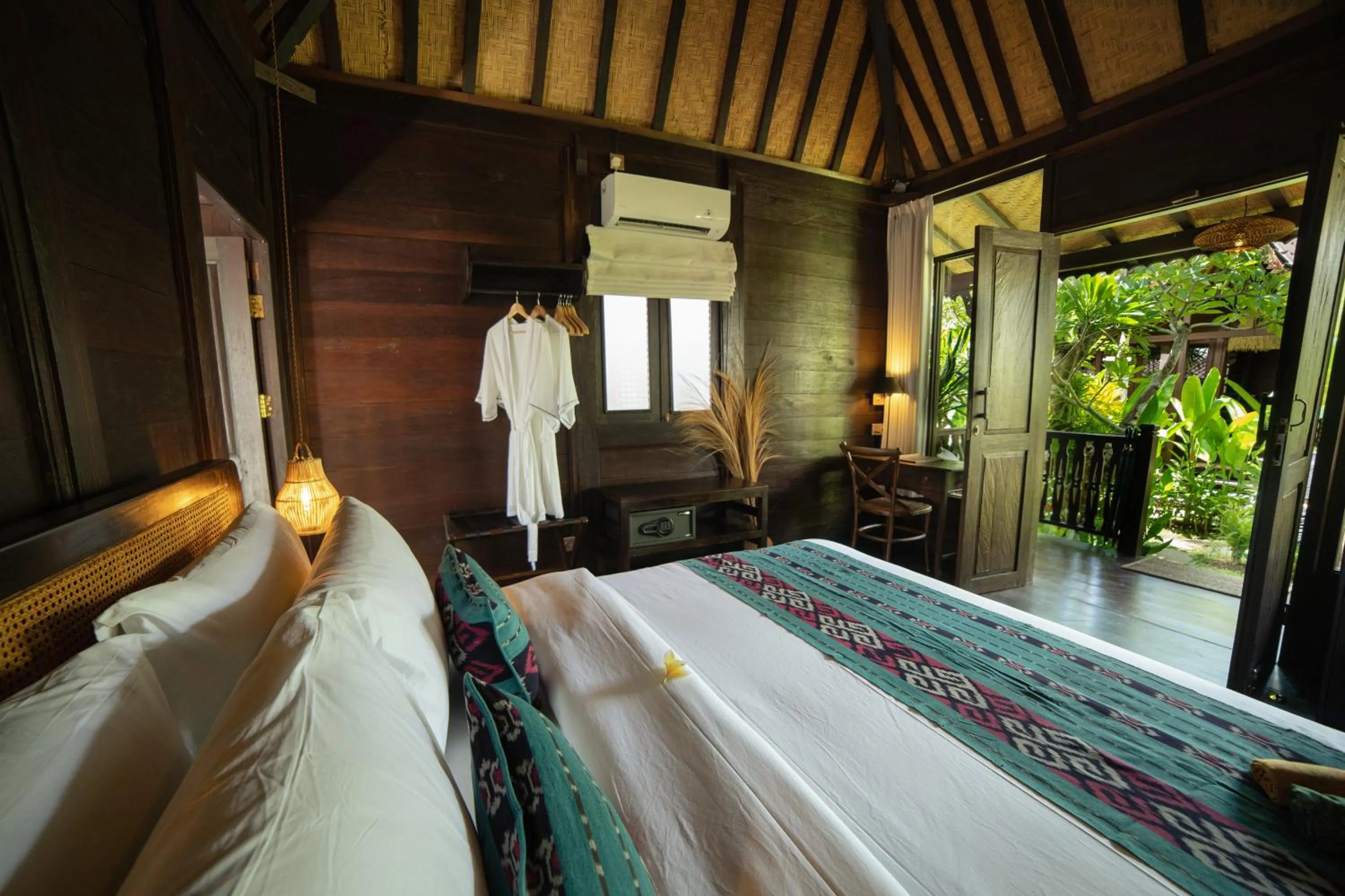 Photo of the whole room, Bed in Kayu Village
