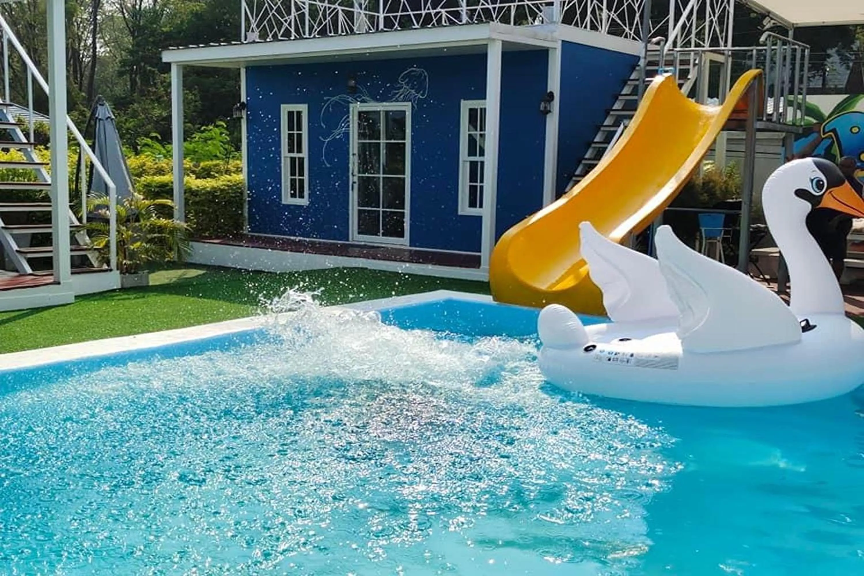 Swimming pool in Bluvilla Sattahip