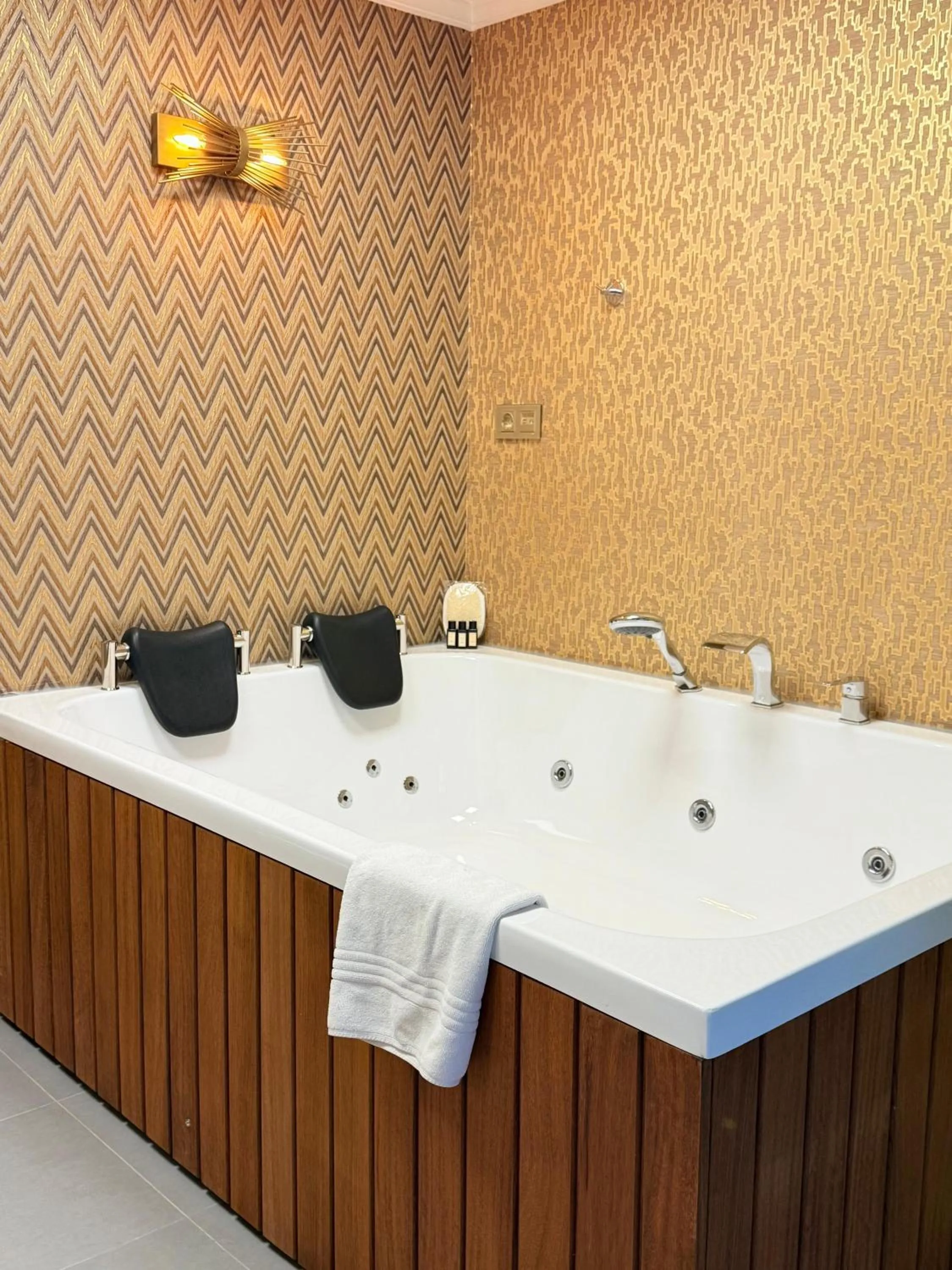 Hot Tub in The Yalı Konak Hotel İzmir