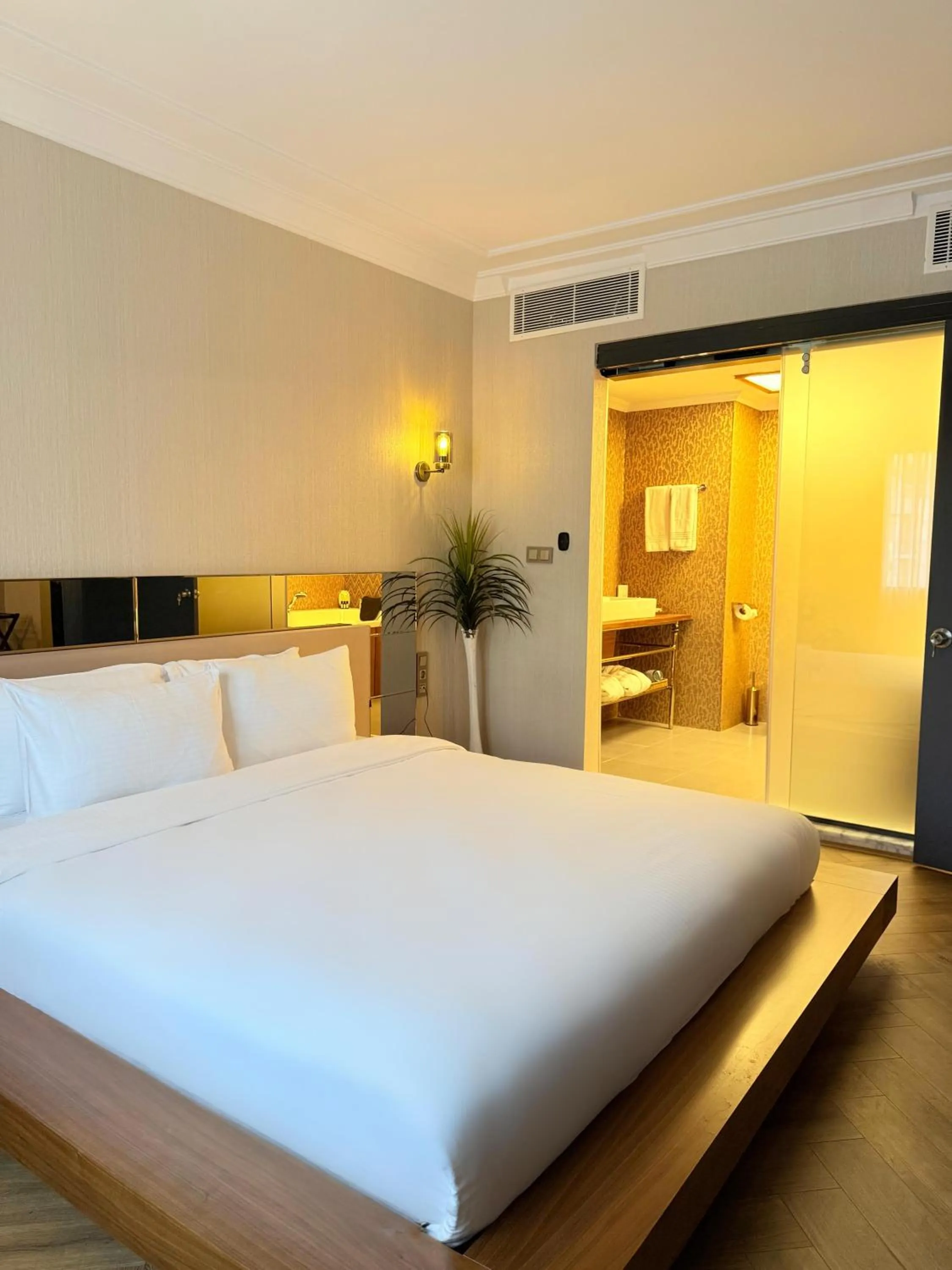 Bedroom, Bed in The Yalı Konak Hotel İzmir