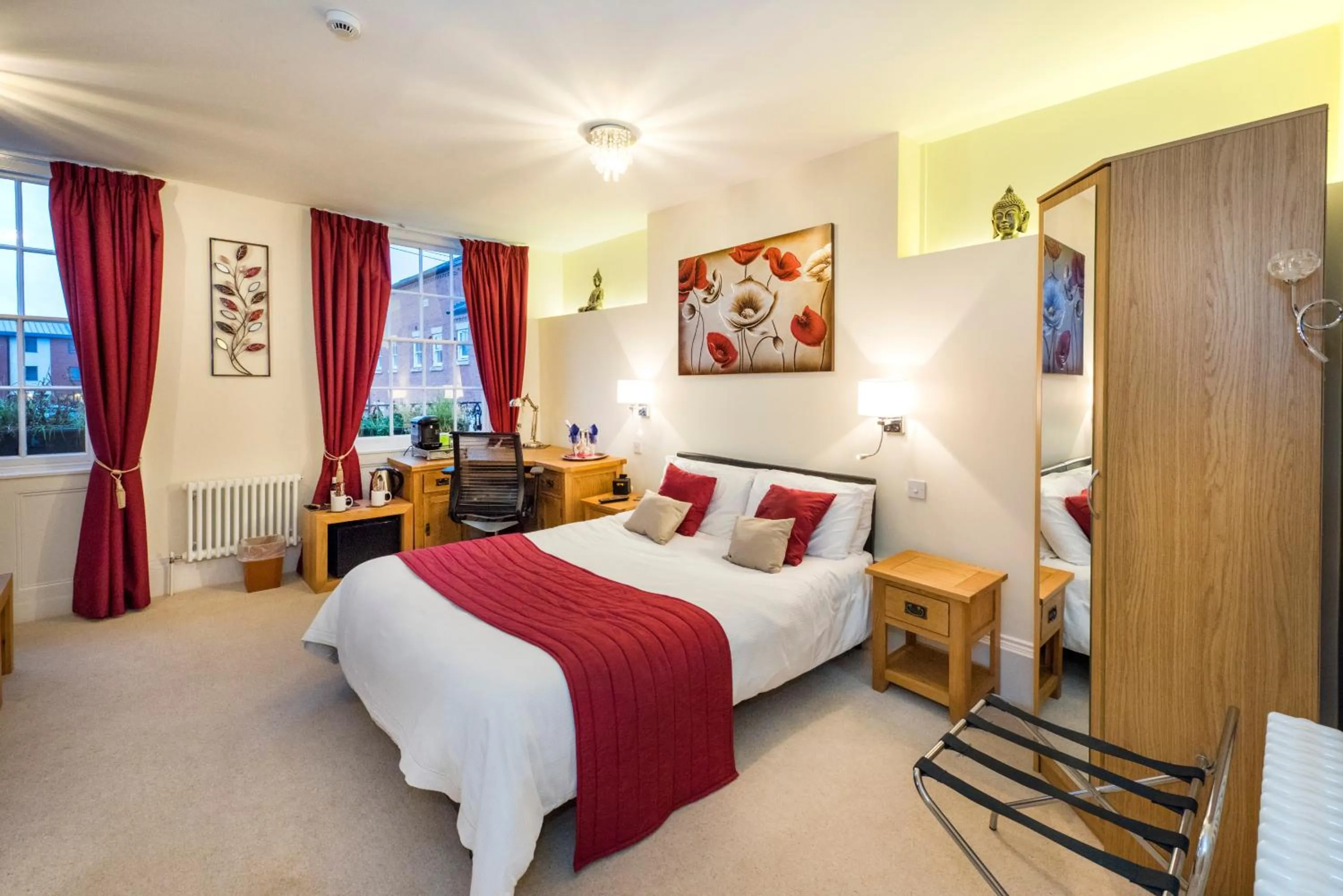 Deluxe Double Room with Bath - single occupancy in Baldwin House