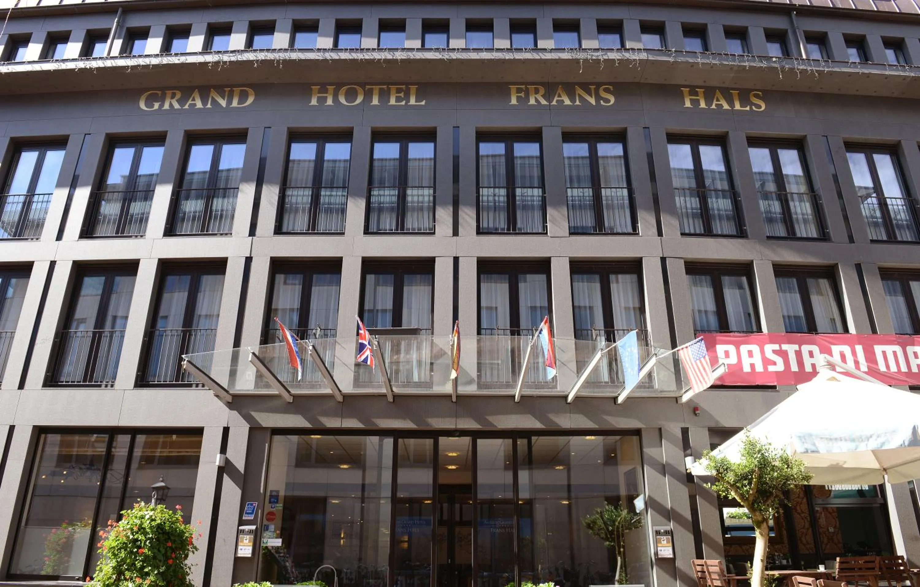 Facade/entrance in Amrâth Grand Hotel Frans Hals