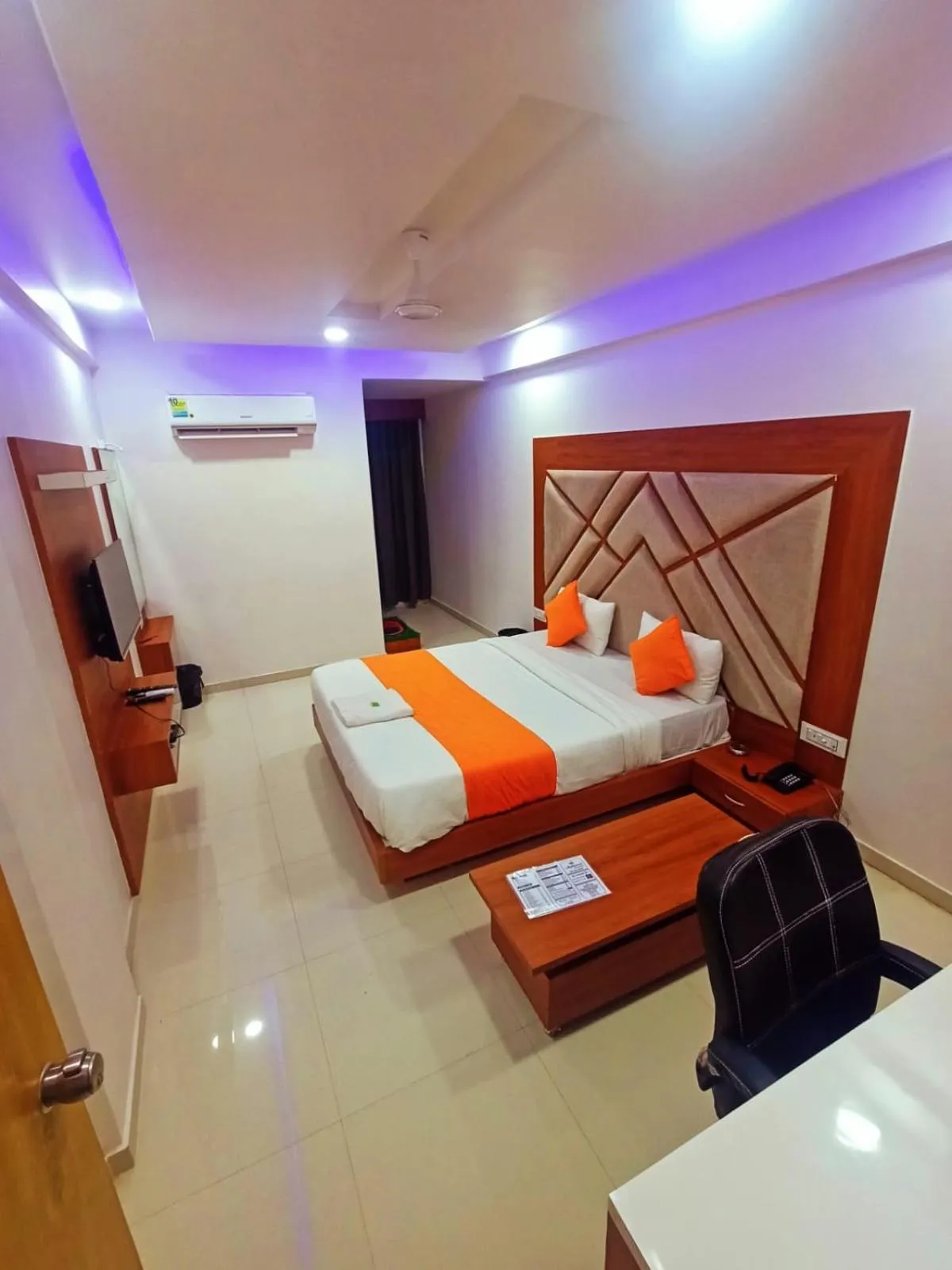 Bed in HOTEL GREEEN LEAF