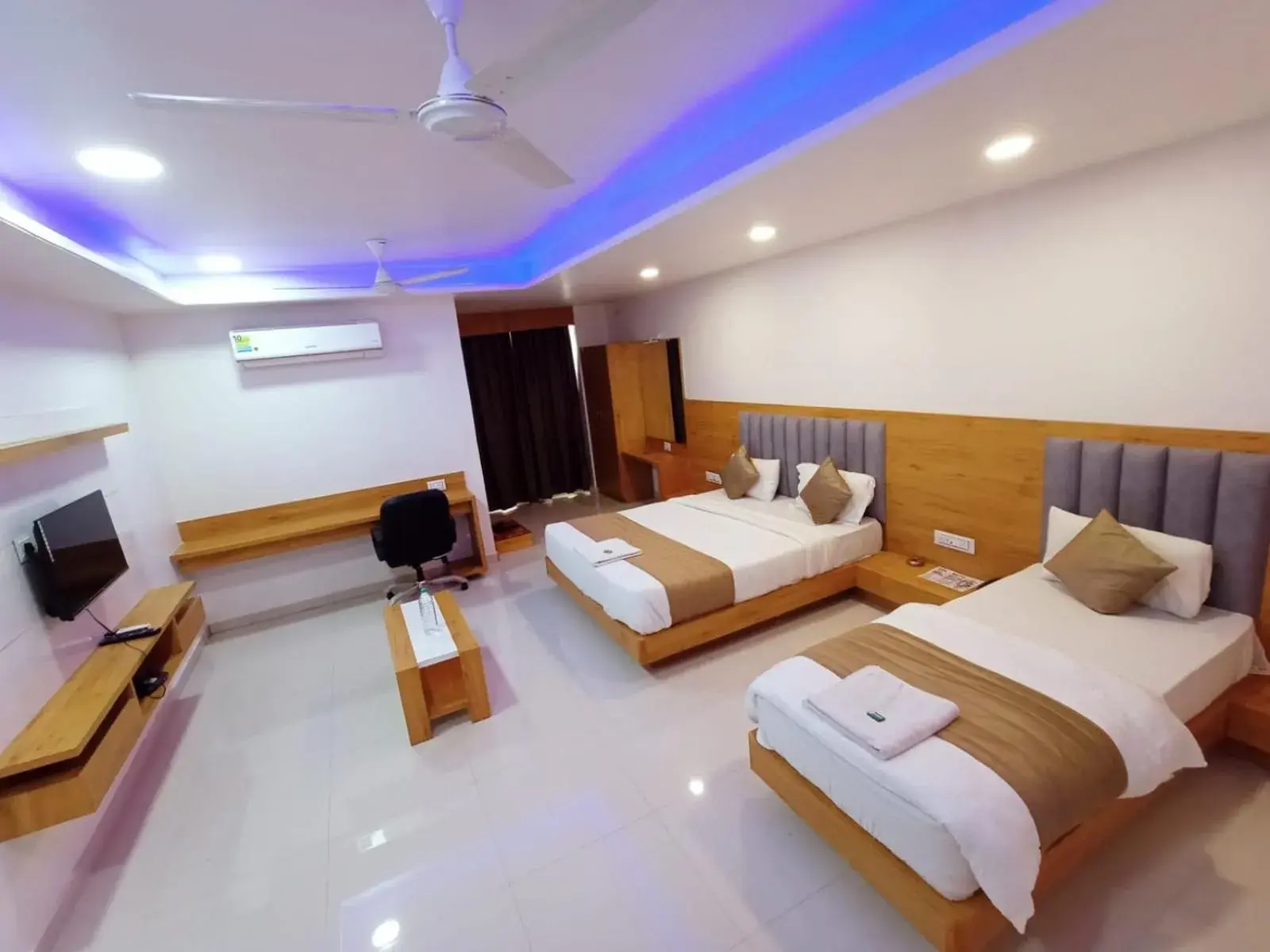 Bed in HOTEL GREEEN LEAF Bed in HOTEL GREEEN LEAF